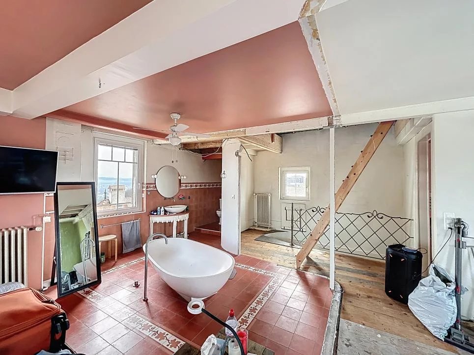 Grande maison à rénover au cœur du village ! Magnifique vue !