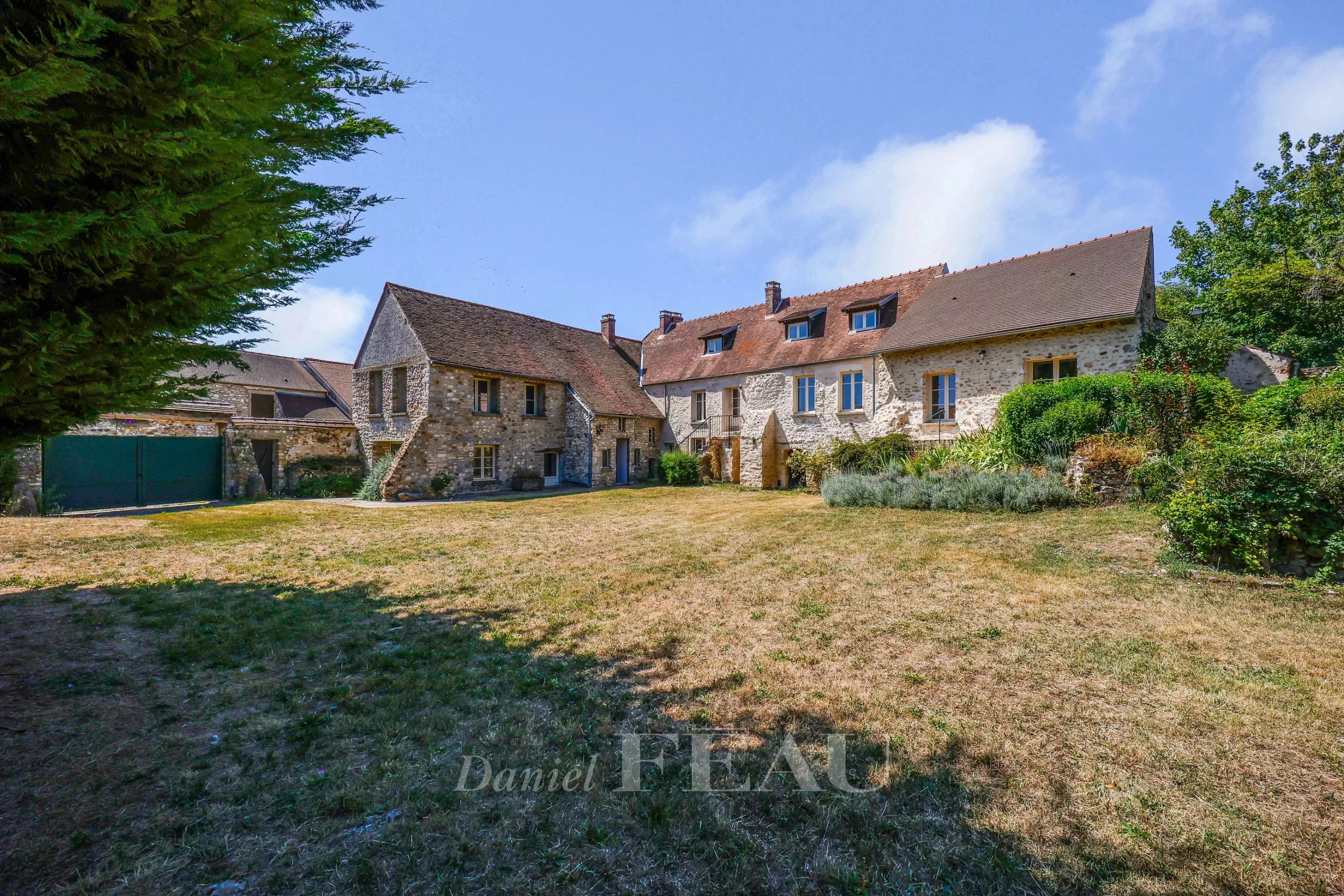 Crespières – A renovated farm set in extensive grounds