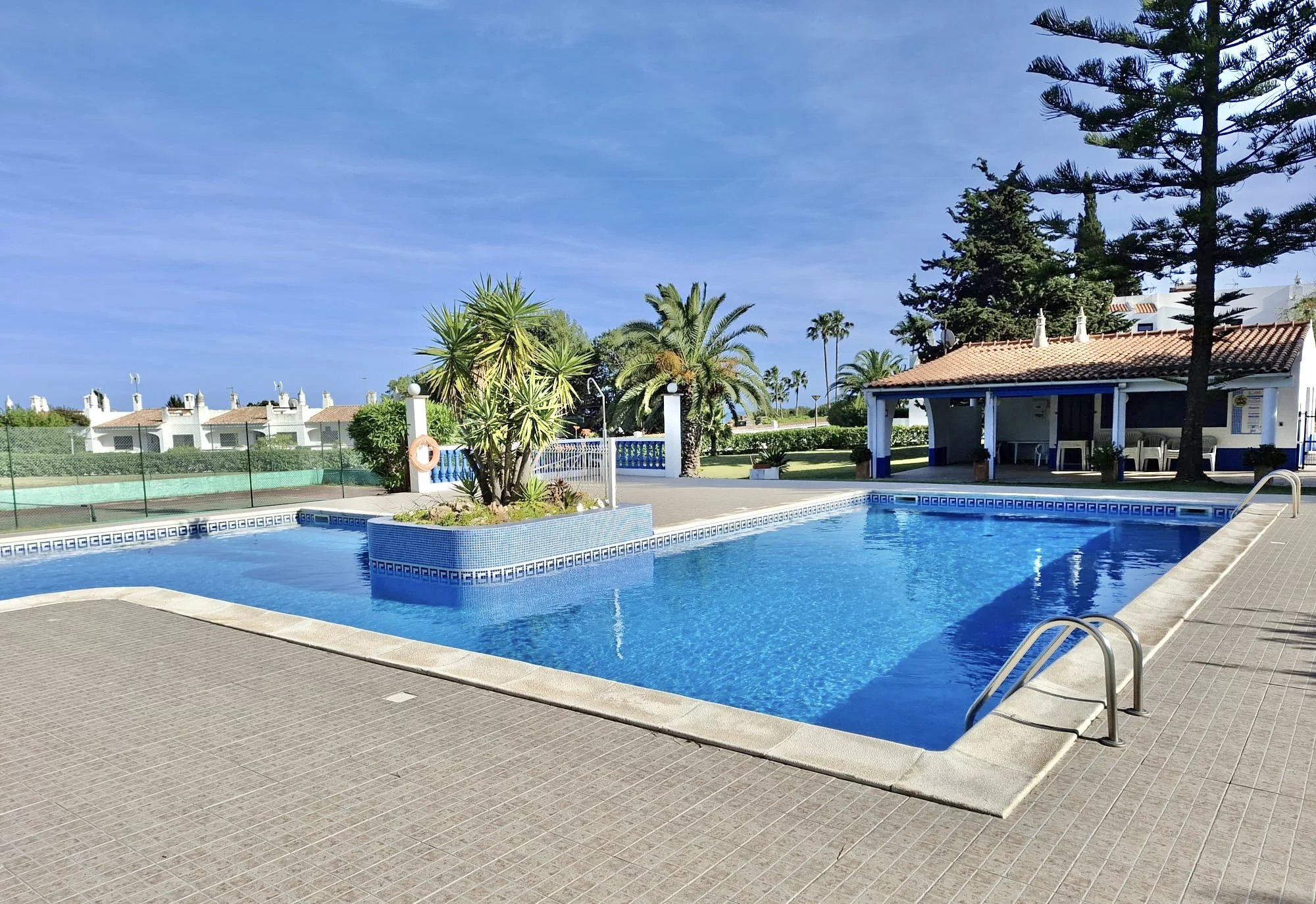 Appartement spacieux avec piscine à Porches