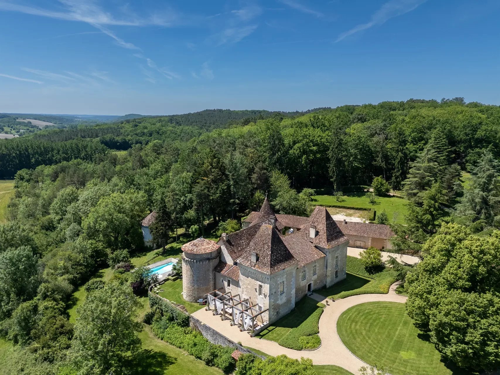 CASTELLO DI LUSSO CON PISCINA E CAMPO DA TENNIS IN VENDITA A BORDEAUX