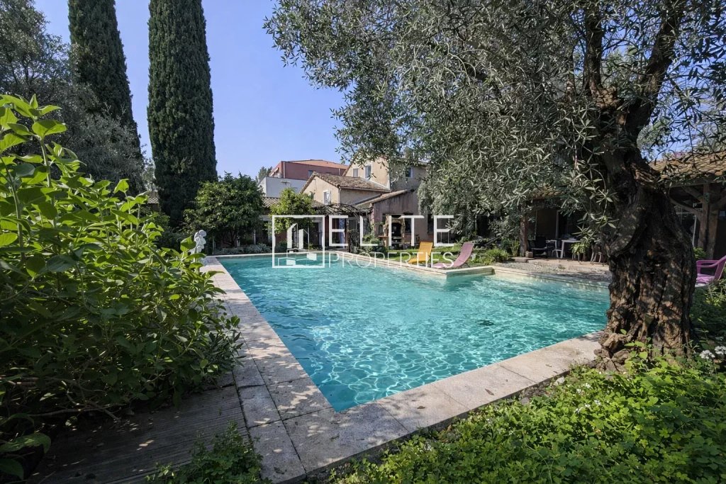 Villa for sale in Grasse — Grasse: Stately home with significant development potential!