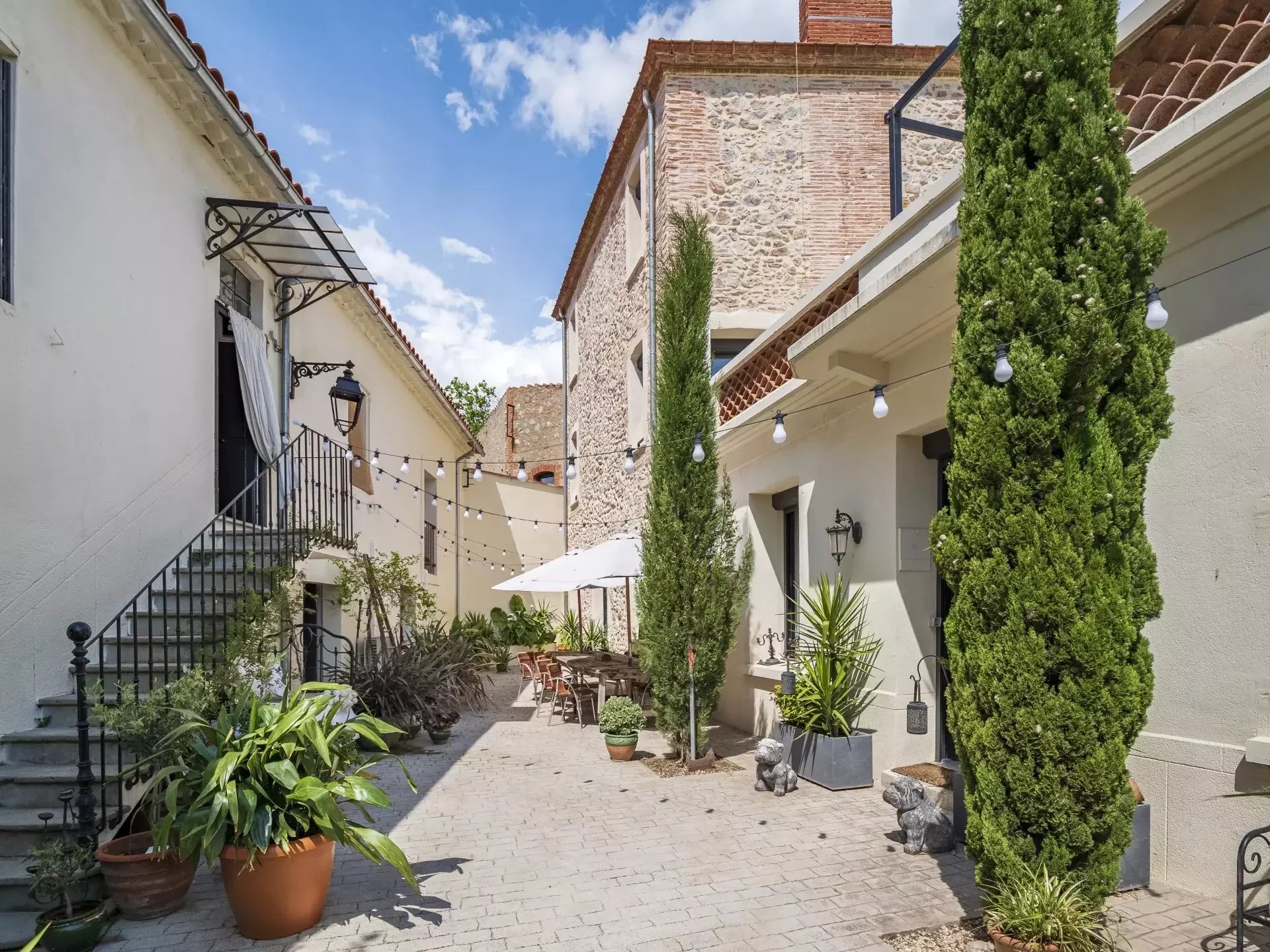 HERENHUIS MET ZWEMBAD EN BIJGEBOUW, THUIR