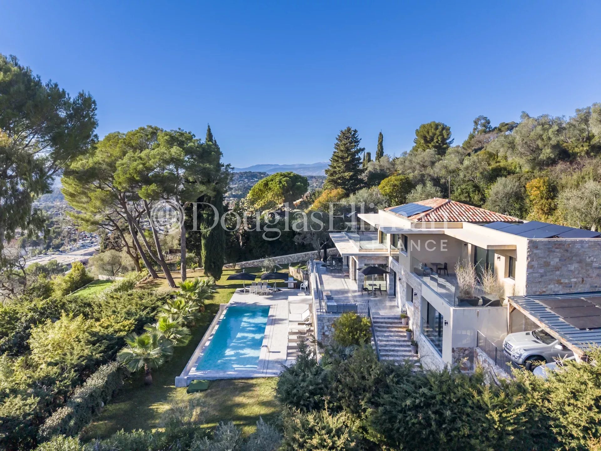 MOUGINS – Contemporary house with Spectacular views - Picture n°3