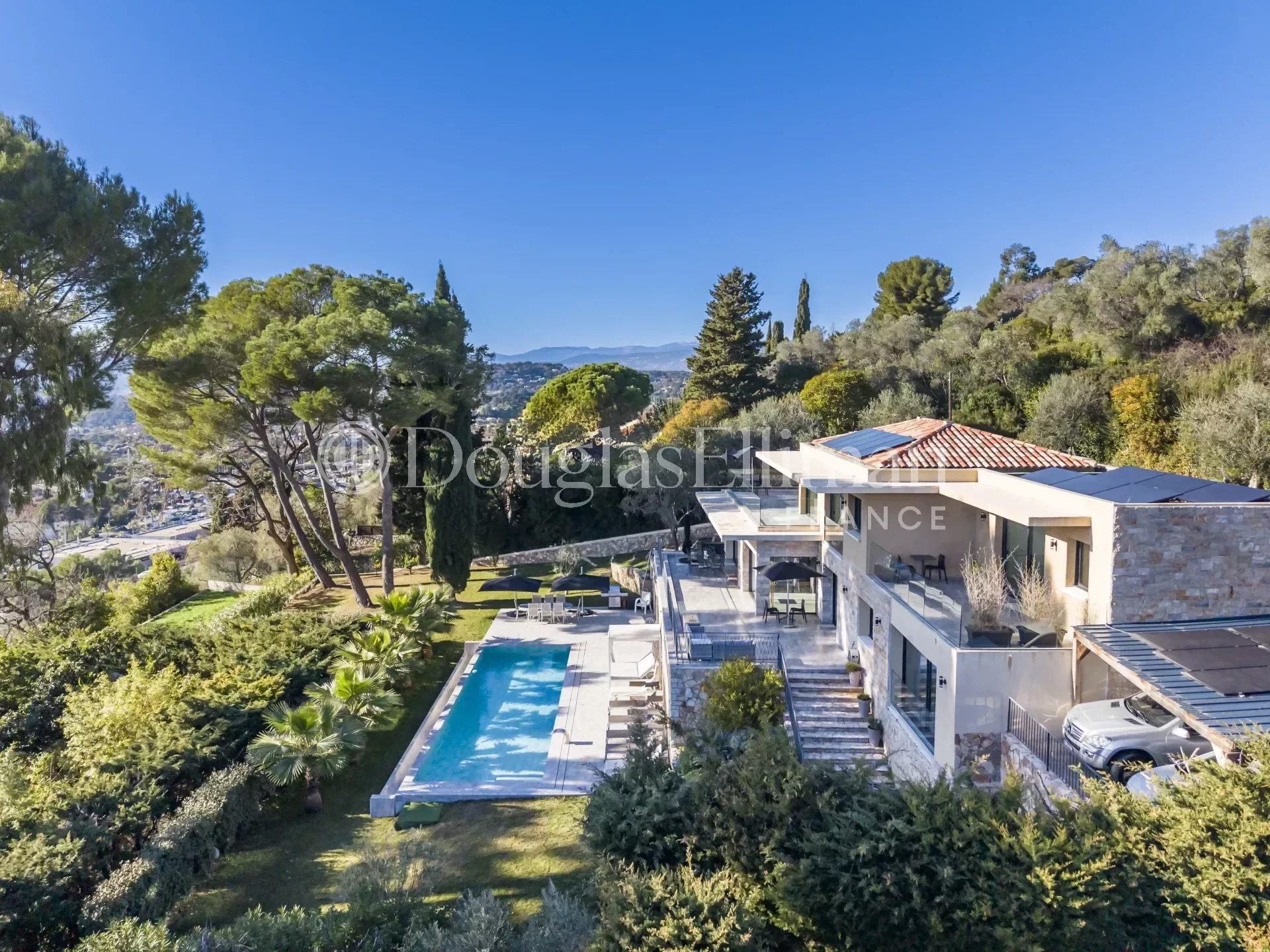 MOUGINS – Villa contemporaine avec vue panoramique - Image nᵒ3