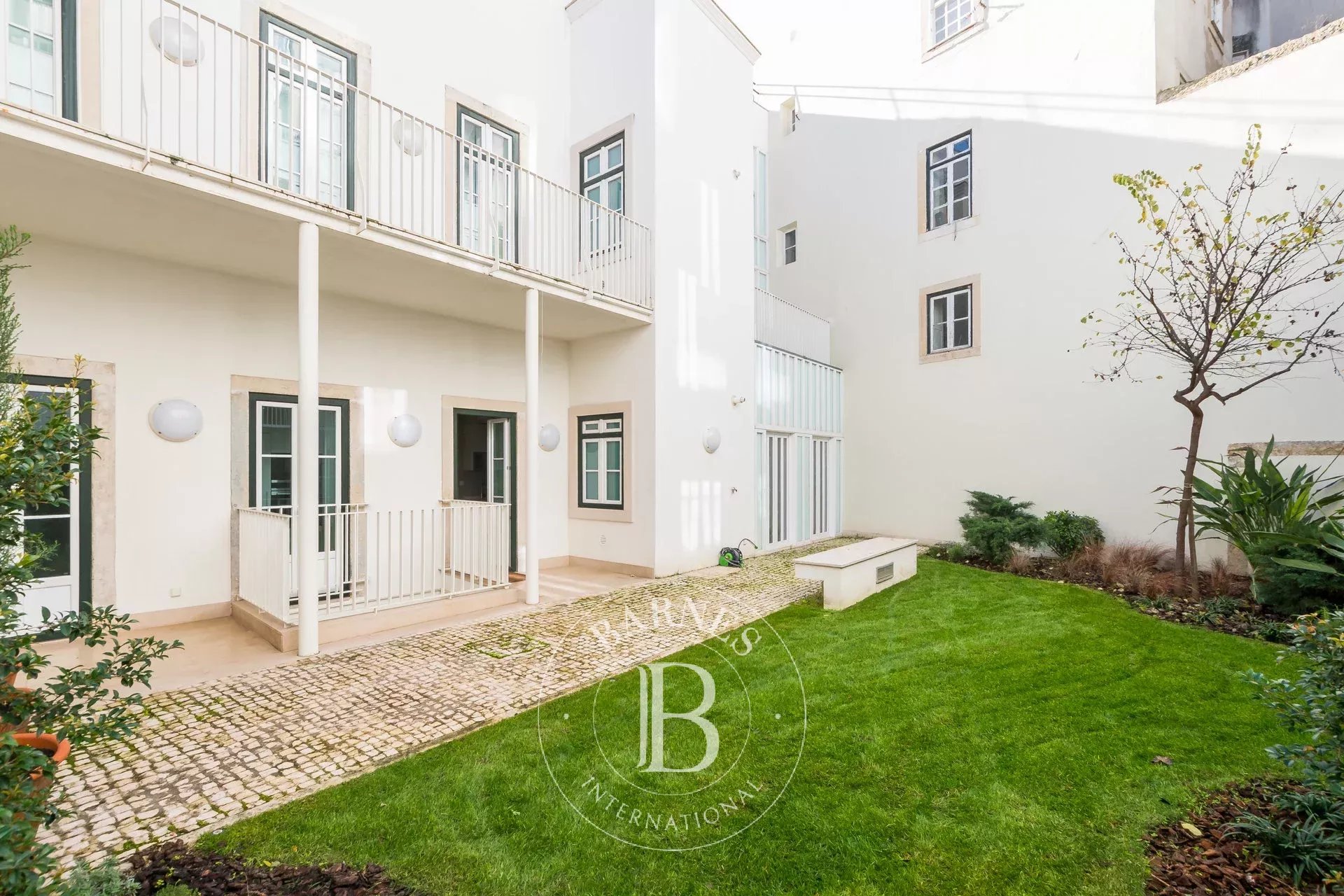 Apartamento com jardim e estacionamento