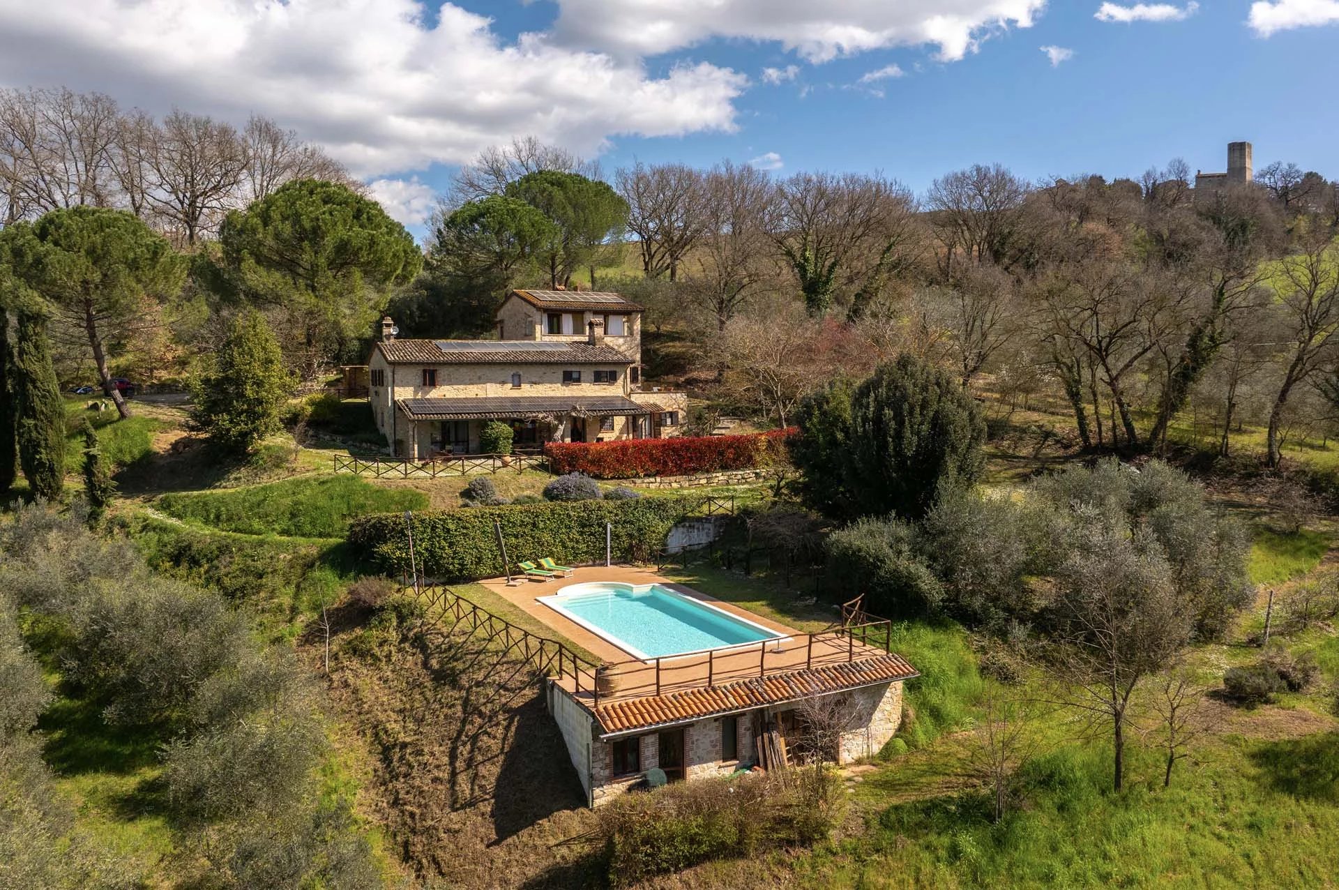 CASALE RISTRUTTURATO CON PISCINA E OLIVETO BIOLOGICO IN VENDITA A TODI