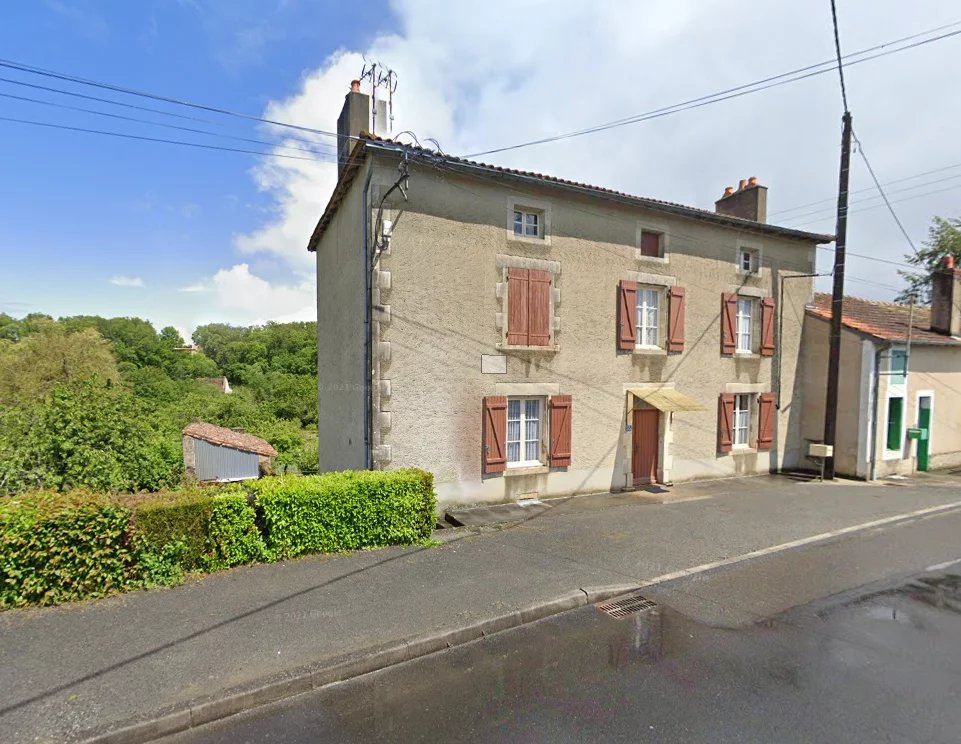 Large 4-Bedroom Stone House with Riverside Garden !