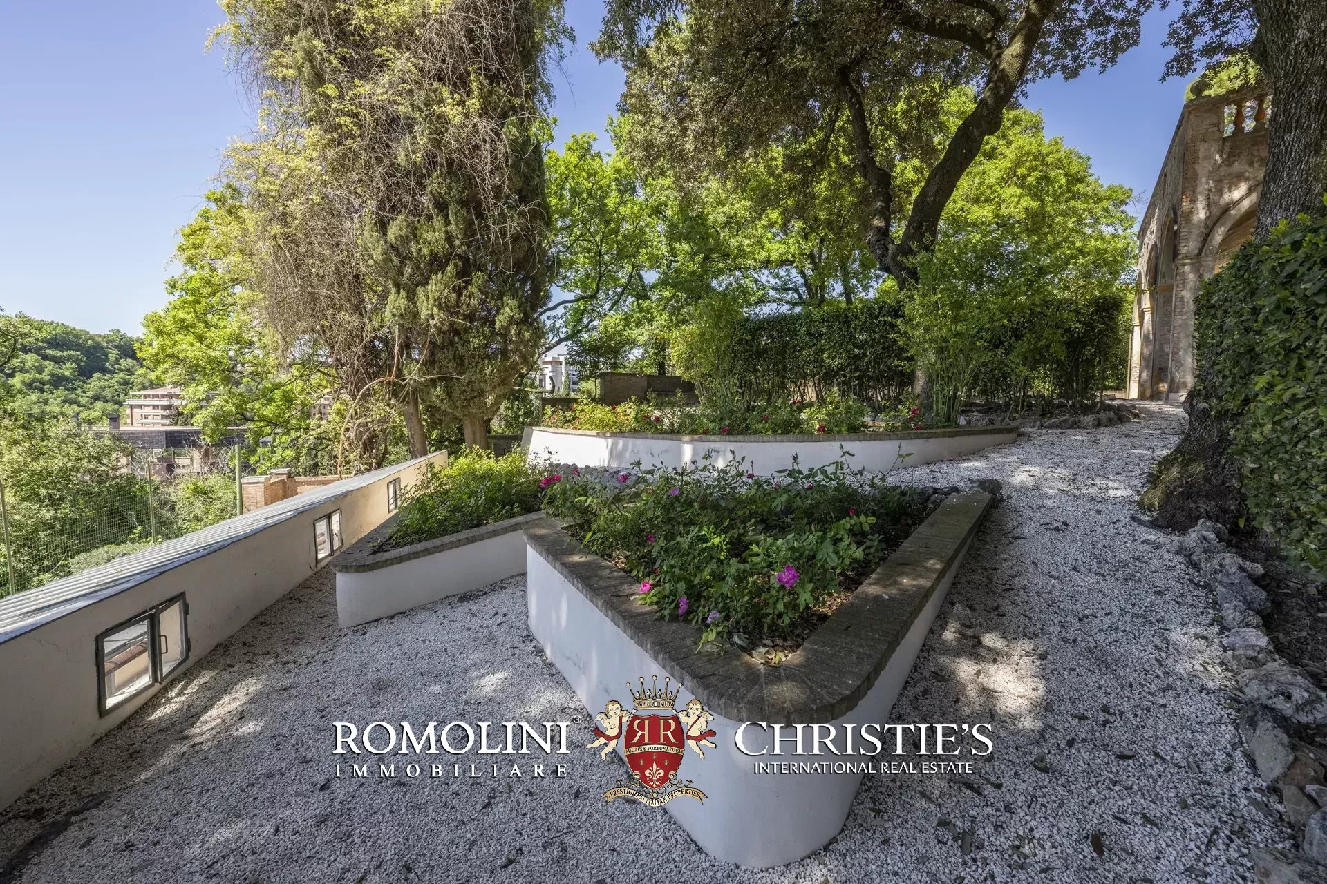 8 Bedroom Villa/Townhouse's Image 21