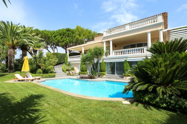 Luxury Villa Saint-Tropez: Legacy Estate Steps from Tahiti Beach — photo 3