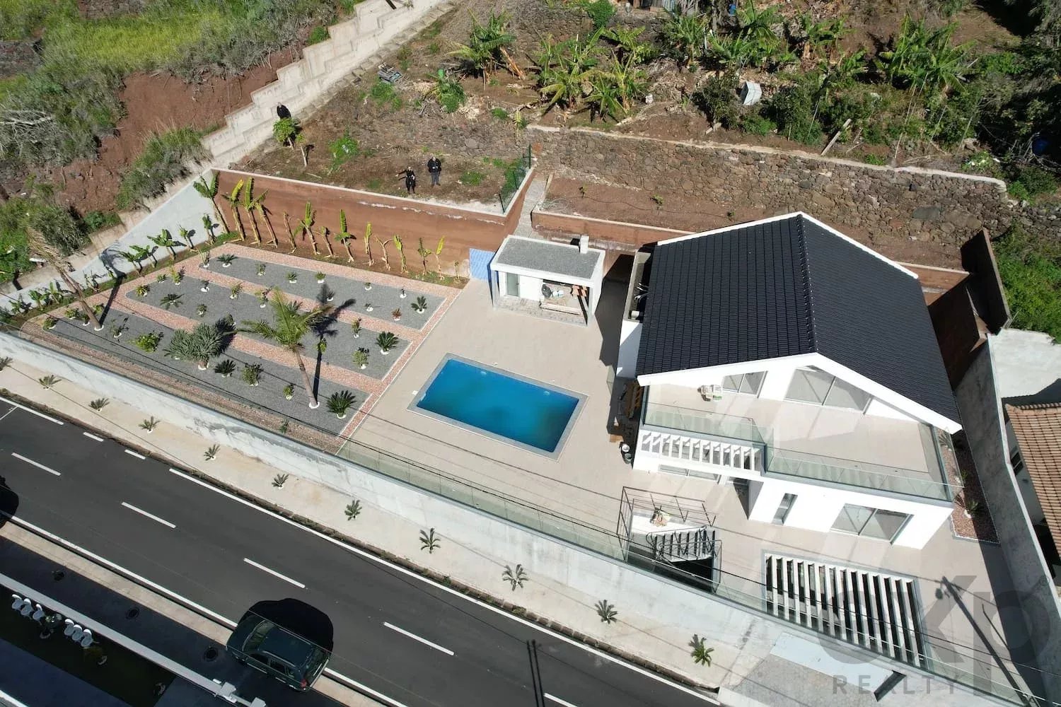 MODERN VILLA FACING THE SEA - JUST A SHORT WALK FROM THE BEACH