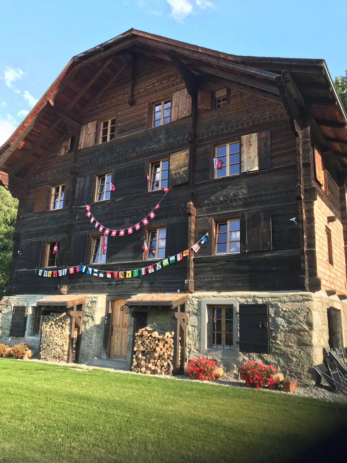 Domaine exceptionnel et exclusif entièrement rénové au coeur des Alpes Valaisannes