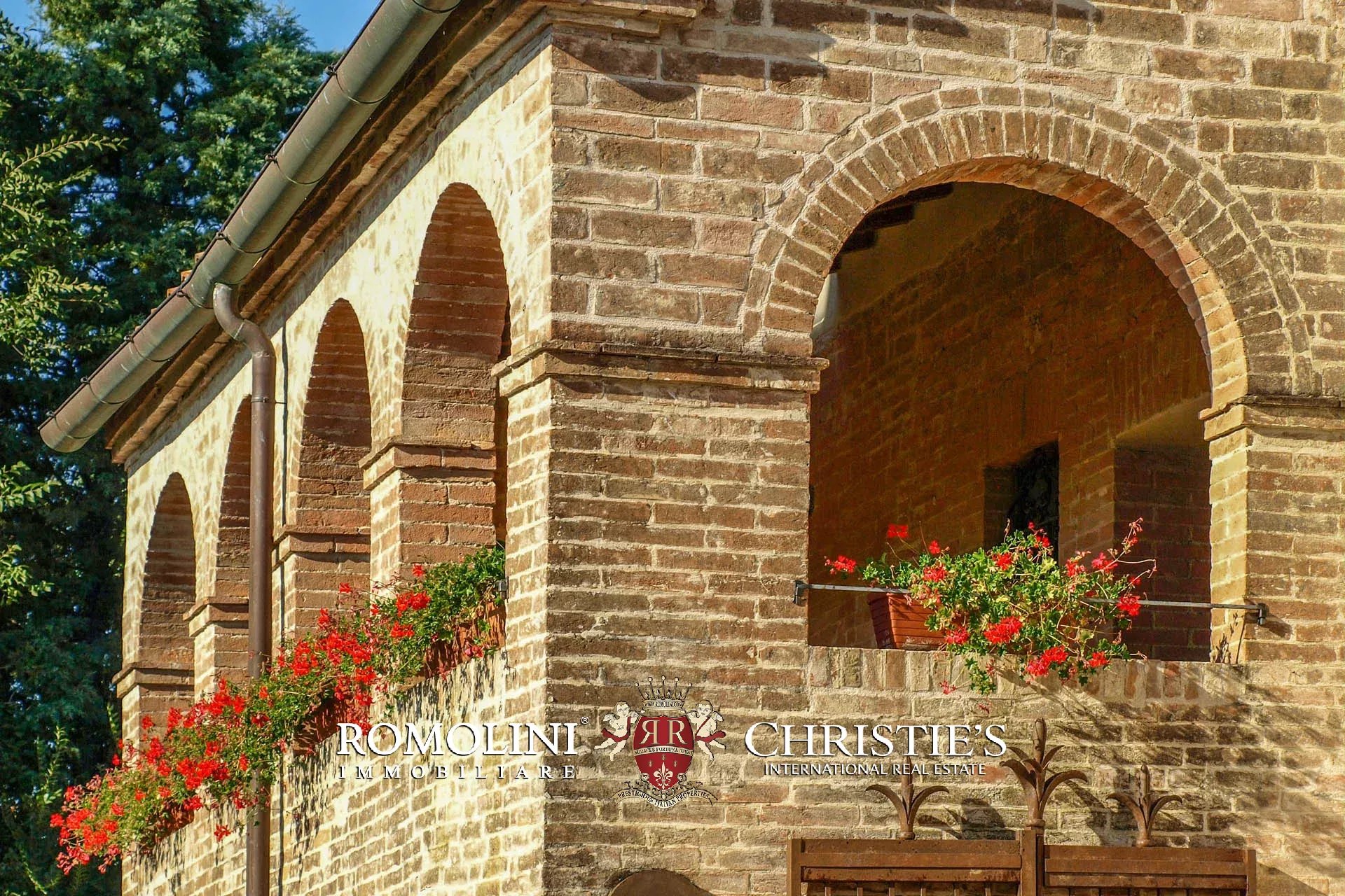VILLA CON PISCINA E VIGNETO IN VENDITA A SIENA, TOSCANA