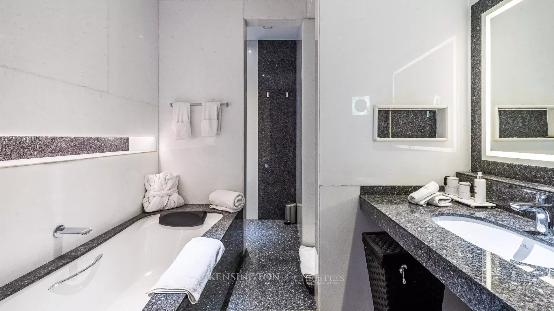 6 Bedroom Villa/Townhouse's Image 22