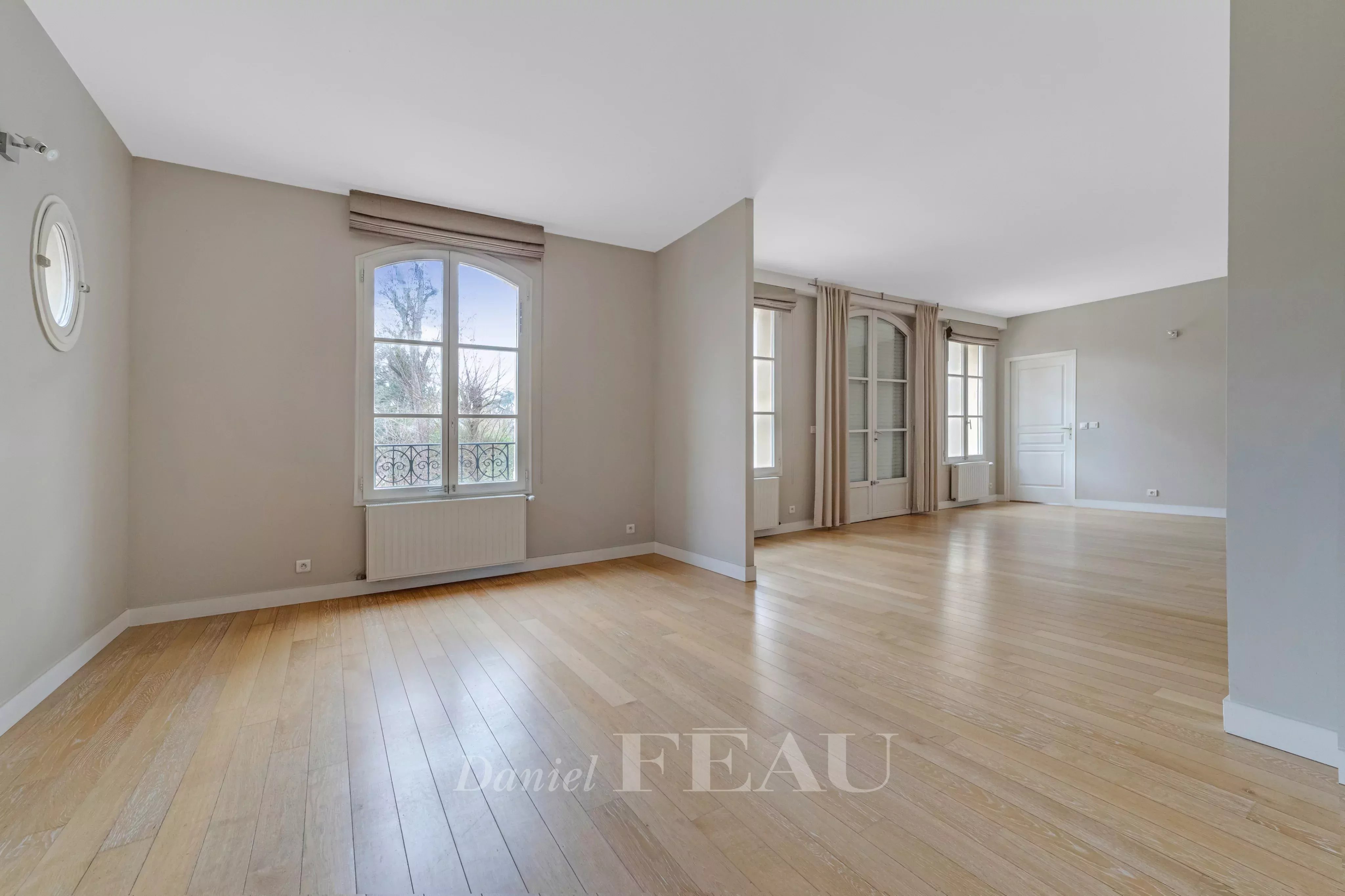 Versailles – A 9-room family home