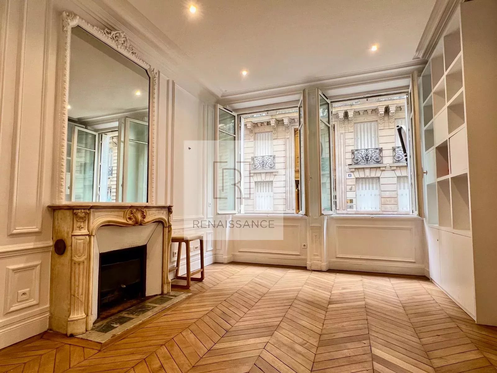 Paris 8e Triangle d'Or RDC 3/4 Pièces