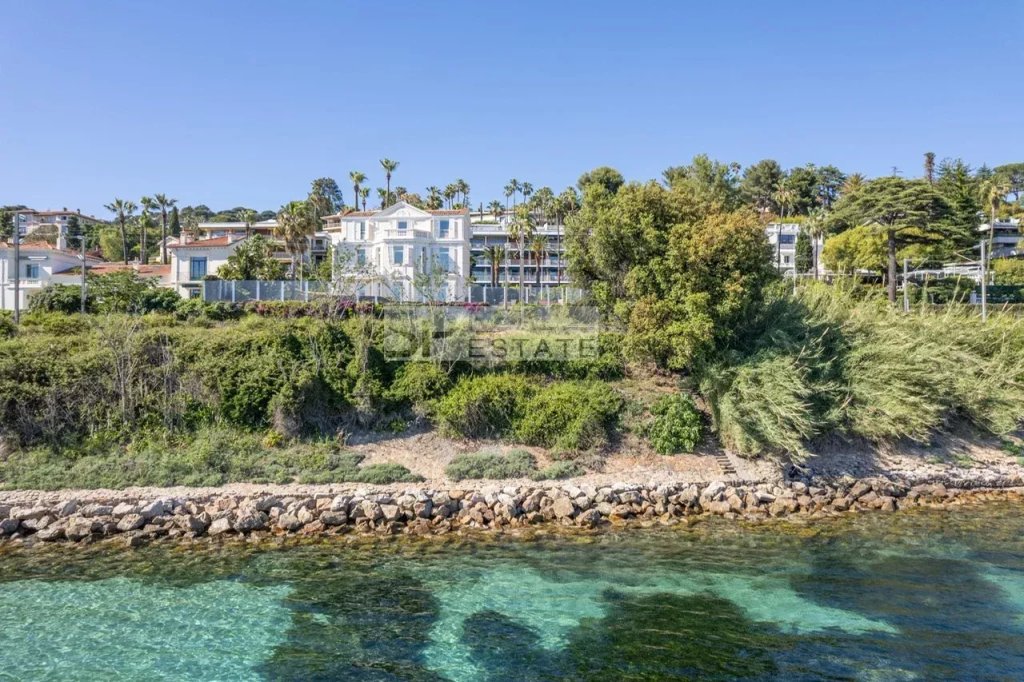 Villa for sale in Cannes — EXCEPTIONAL WATERFRONT VILLA – NEAR PALM BEACH, CANNES