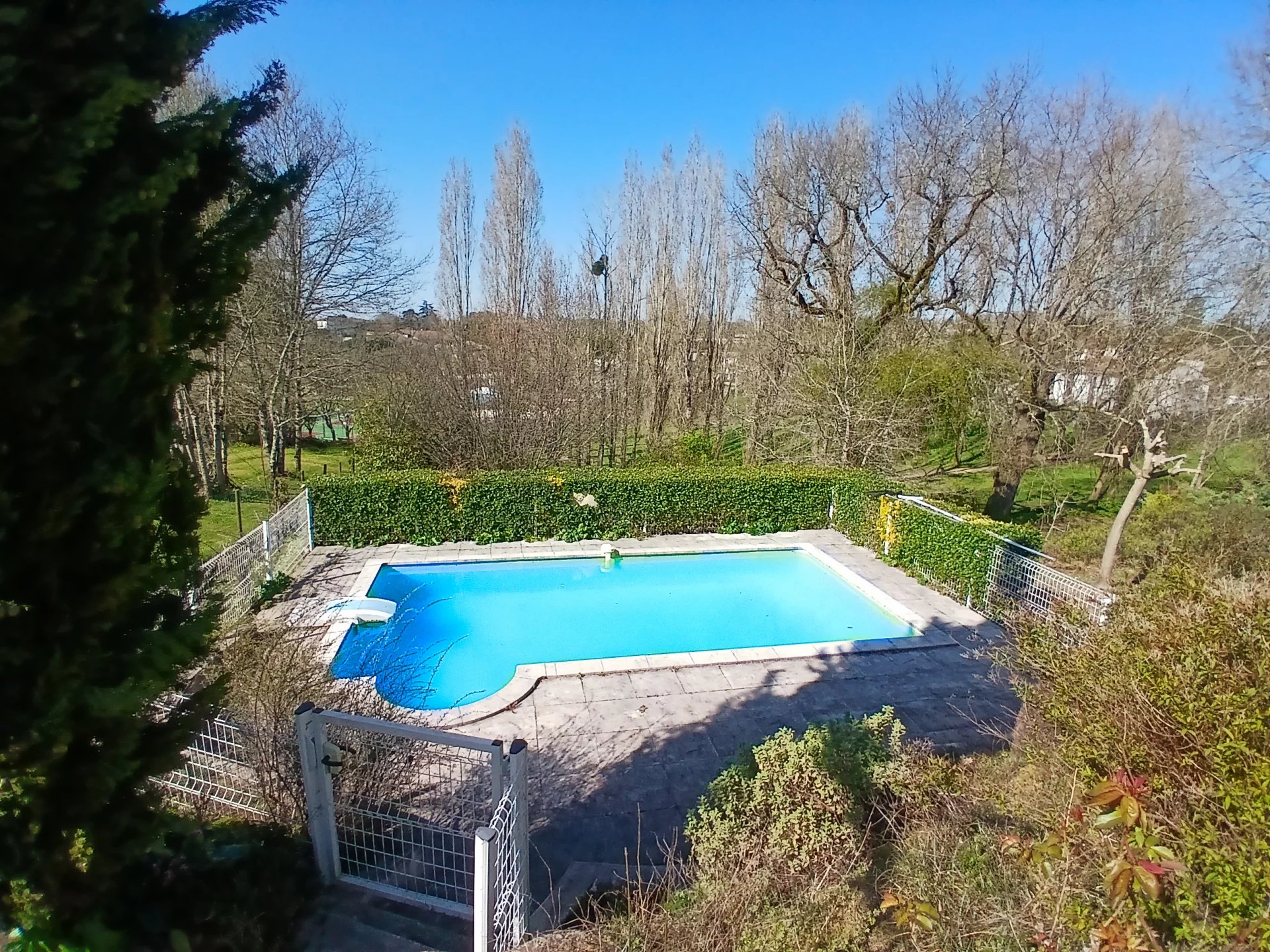 Maison de ville contemporaine avec piscine