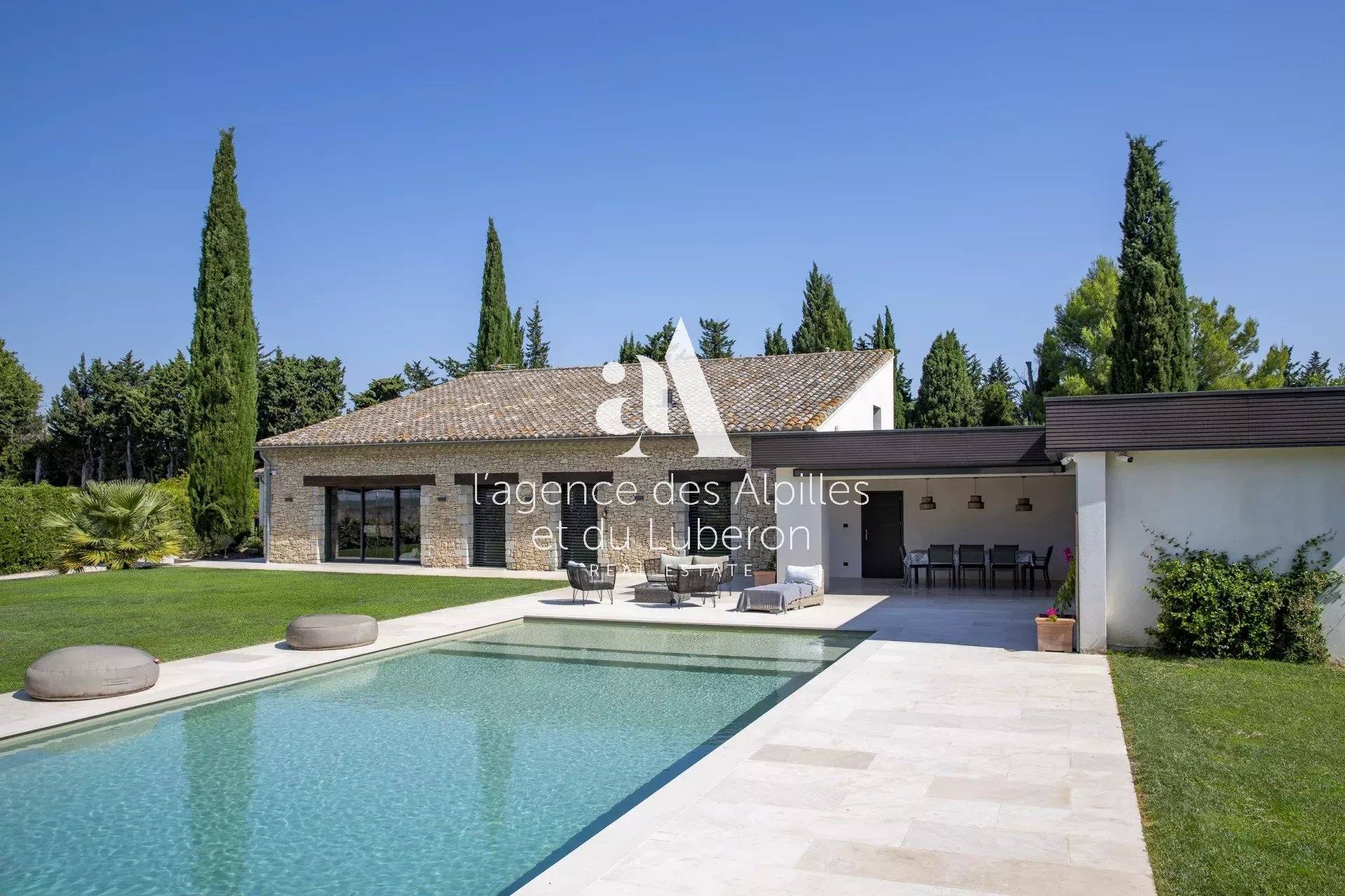 PROPERTY WITH SWIMMING POOL AND TENNIS COURT BETWEEN AVIGNON AND ST REMY DE PROVENCE