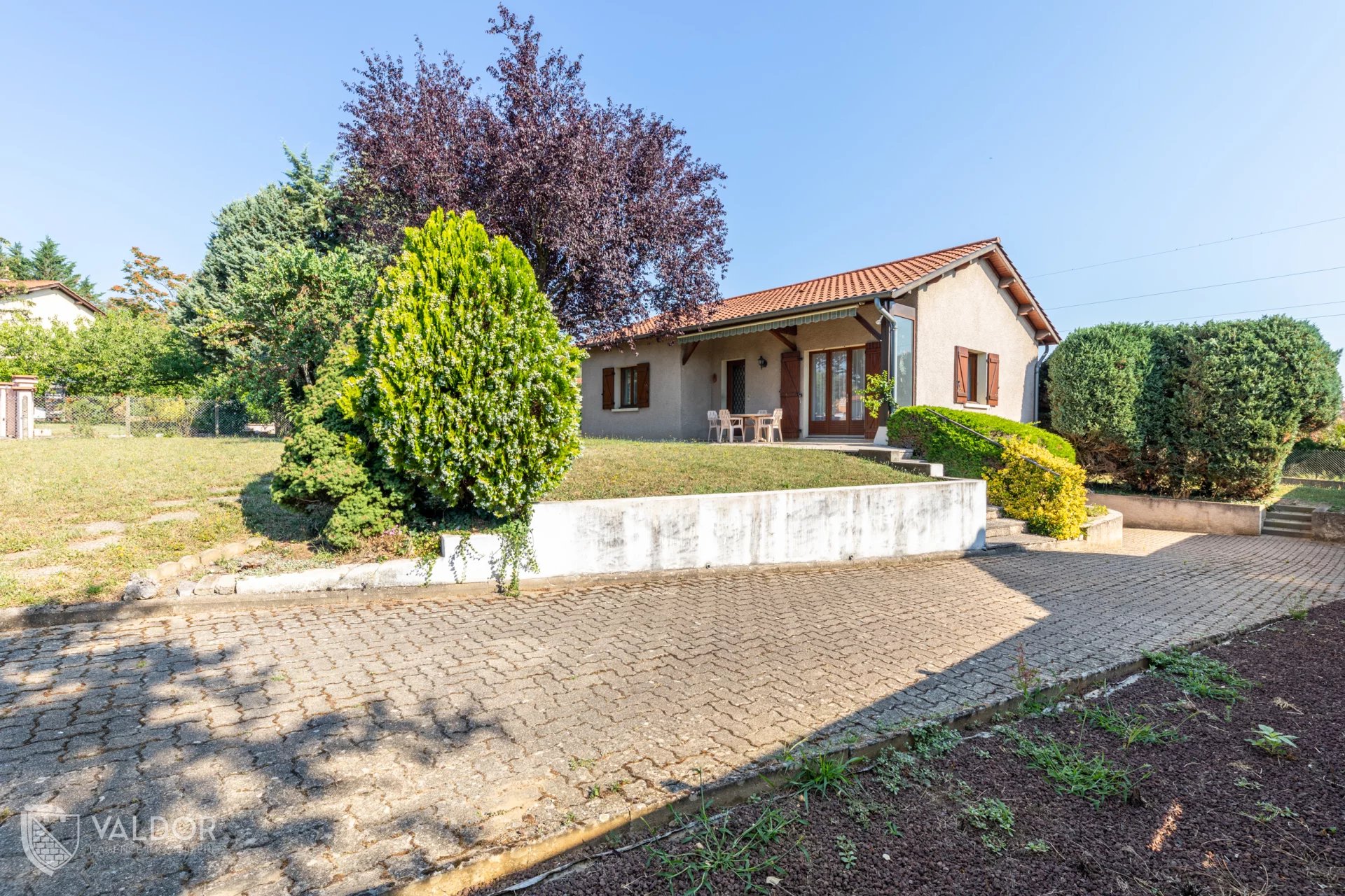 Maison  de plain pied avec sous-sol sur terrain plat