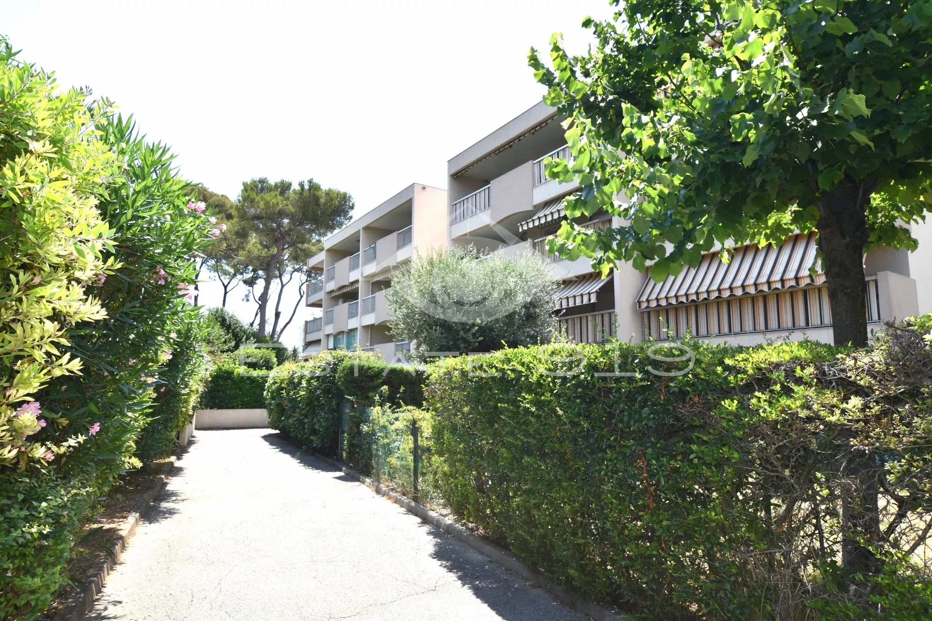 EXCLUSIVITE - LE CANNET - STUDIO 30,85 m² EN DERNIER ETAGE