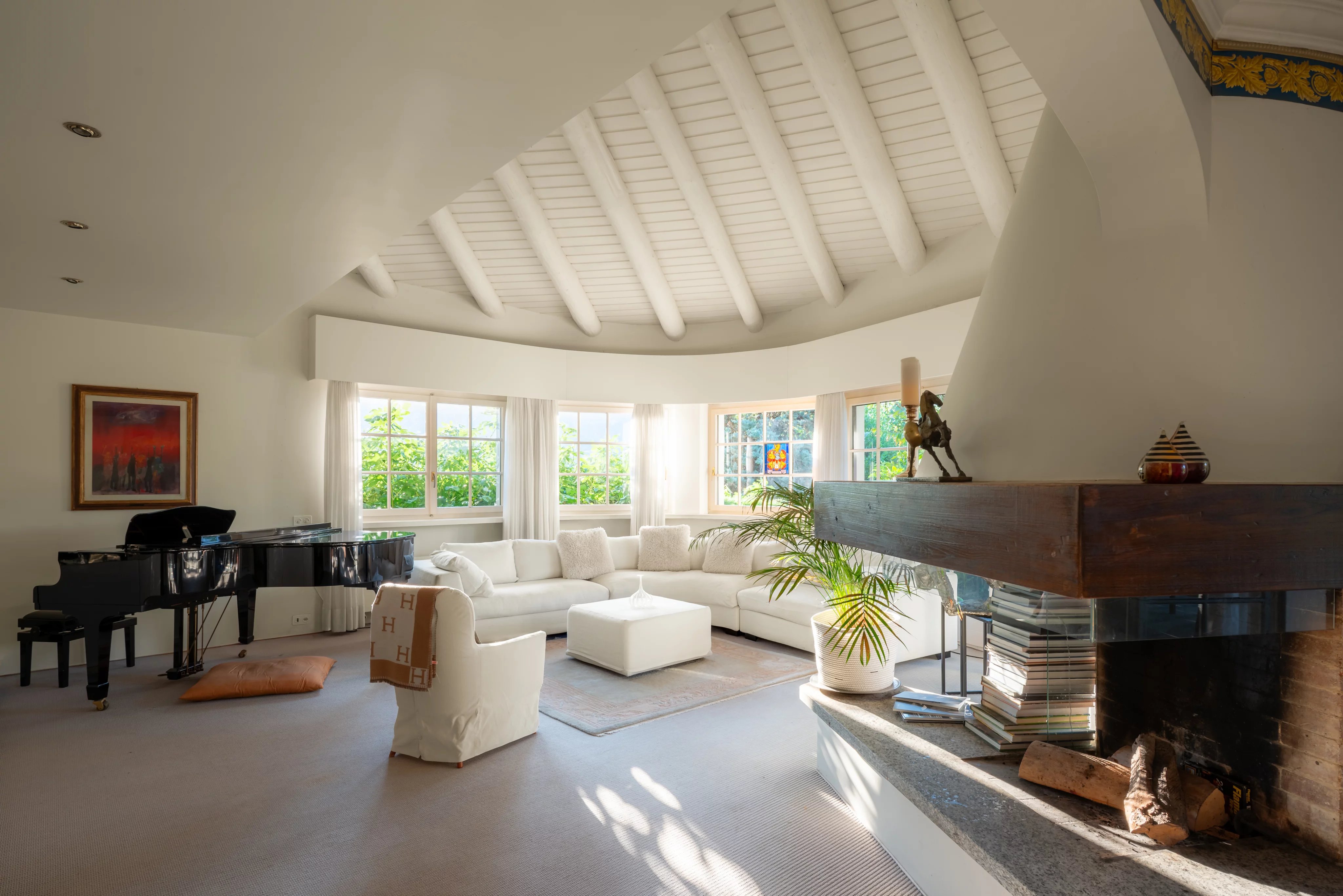 Exceptional Villa with Expansive Garden, Pool and Complete Privacy
