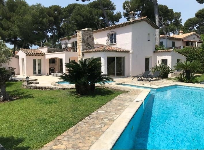 JOLIE VILLA RÉNOVÉE AU CAP D'ANTIBES