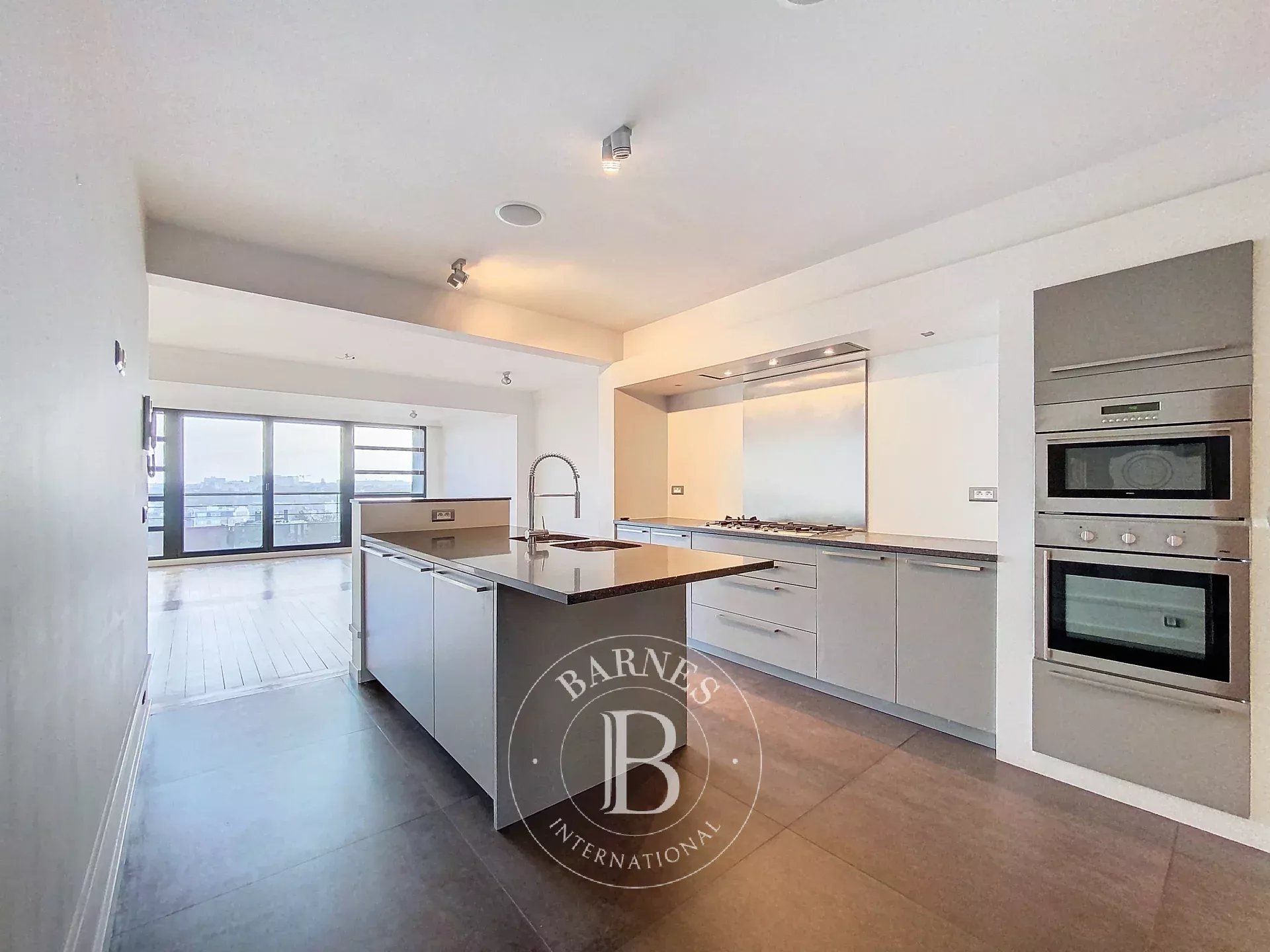 UNDER OFFER - Louise - 3 bedroom flat - Panoramic view