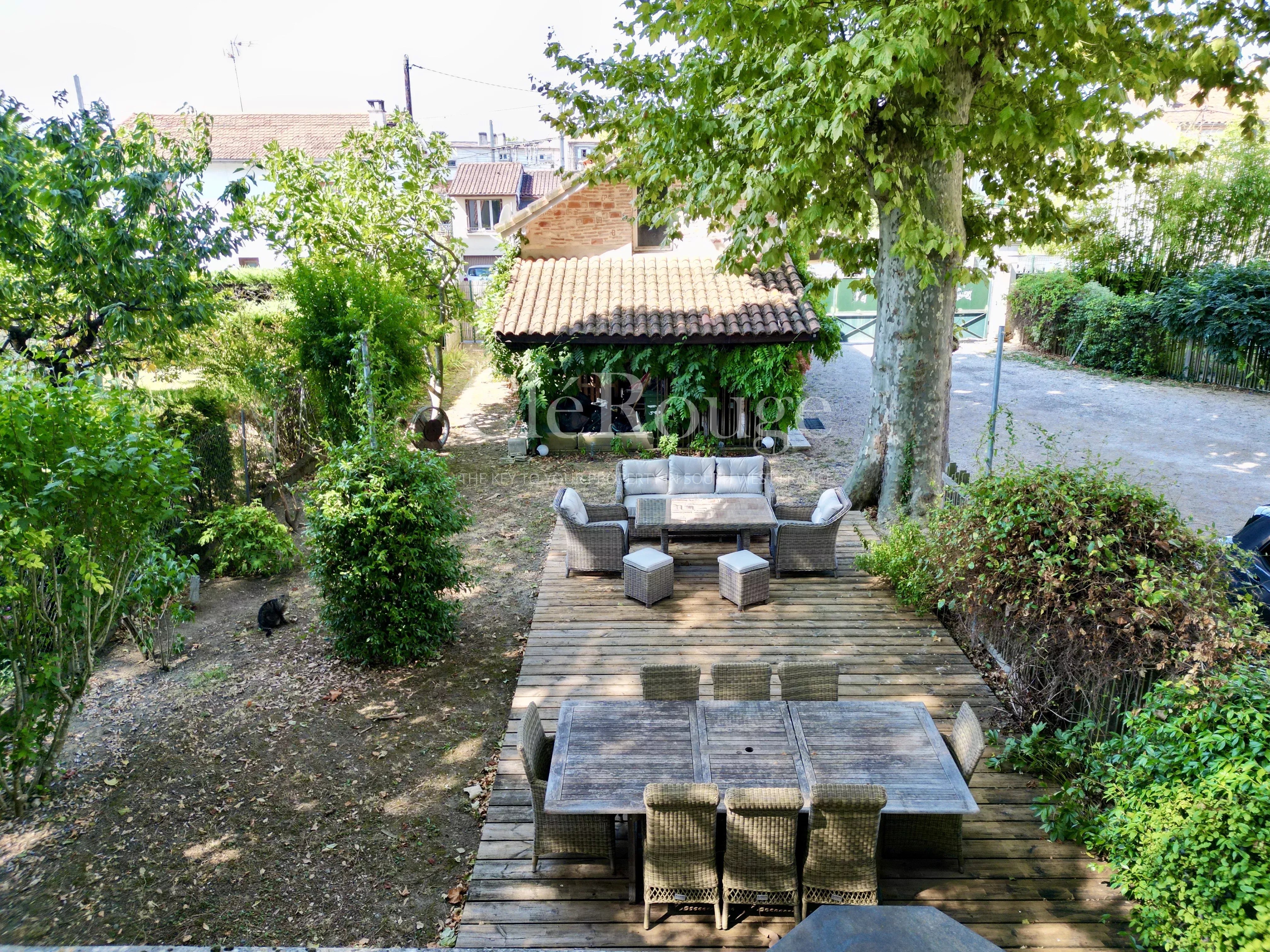 Au coeur d'Agen  Élégante demeure en pierre avec gîte, piscine et la liberté de créer, d'y vivre ou de louer.