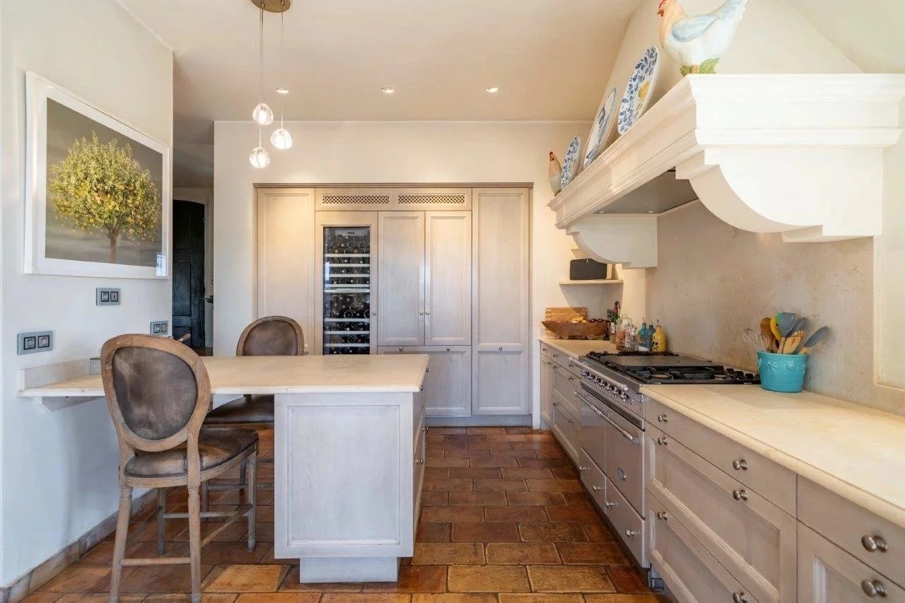  Image of Villa - 6 Bedrooms for Sale in Alpes-Maritimes-Saint-Paul-de-Vence-France, Image 11