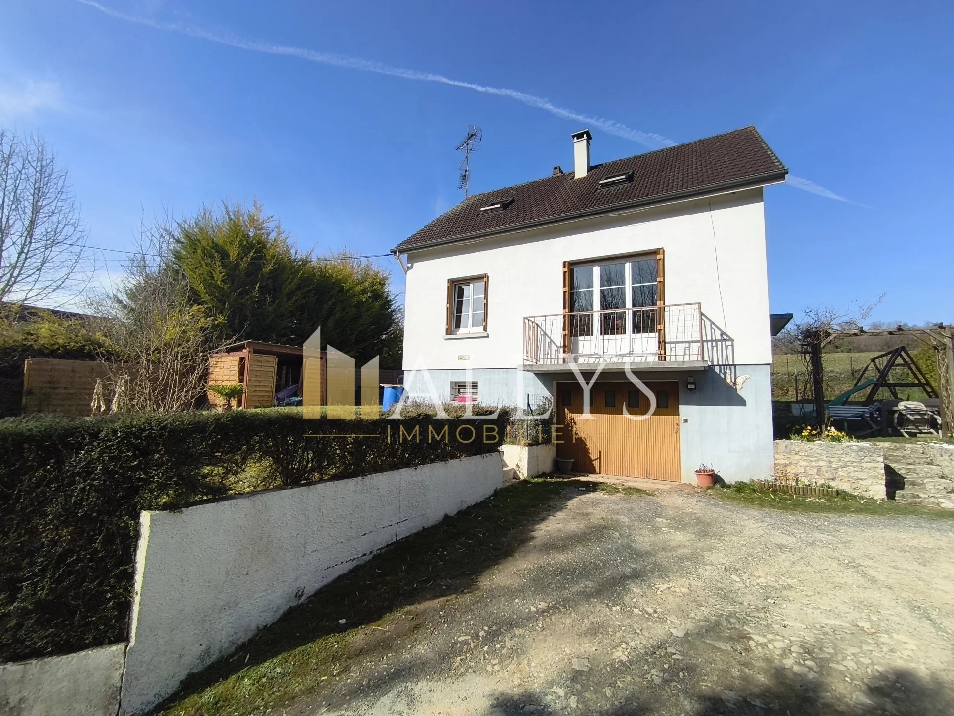 Charmante maison avec sous-sol total dans un village calme et recherché