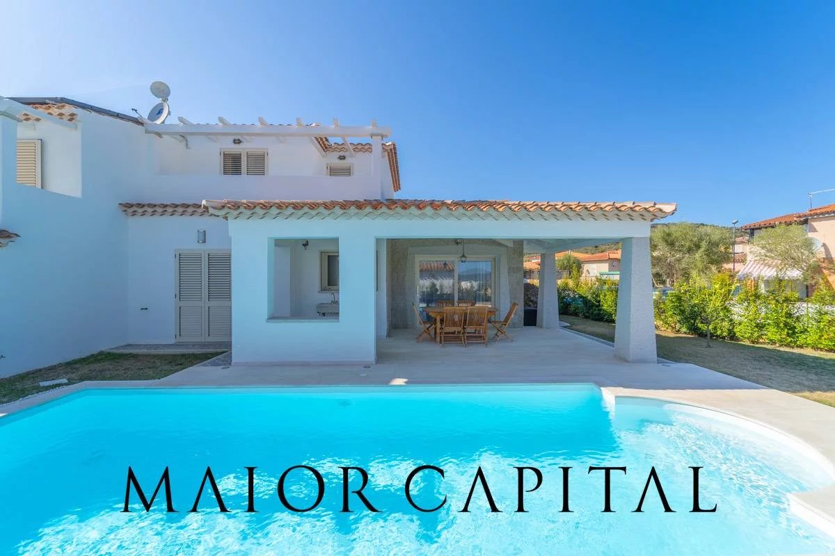 Budoni | Limpiddu | Villetta caposchiera con giardino su tre lati e piscina