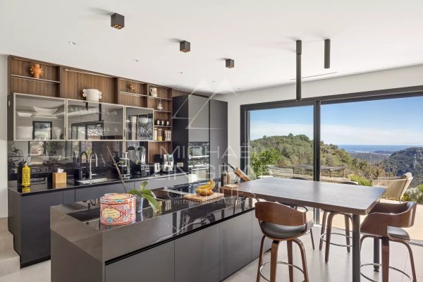 Tourrettes-sur-Loup: Modern Provençal property with panoramic views of the sea and the hills — photo 6