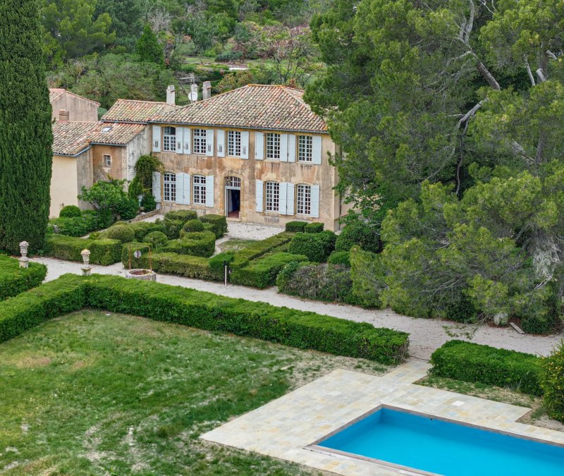 AIX EN PROVENCE - NEAR TOWN CENTER - 18TH CENTER BASTIDE - TO BE RENOVATED - 700m² - 2HA PARK