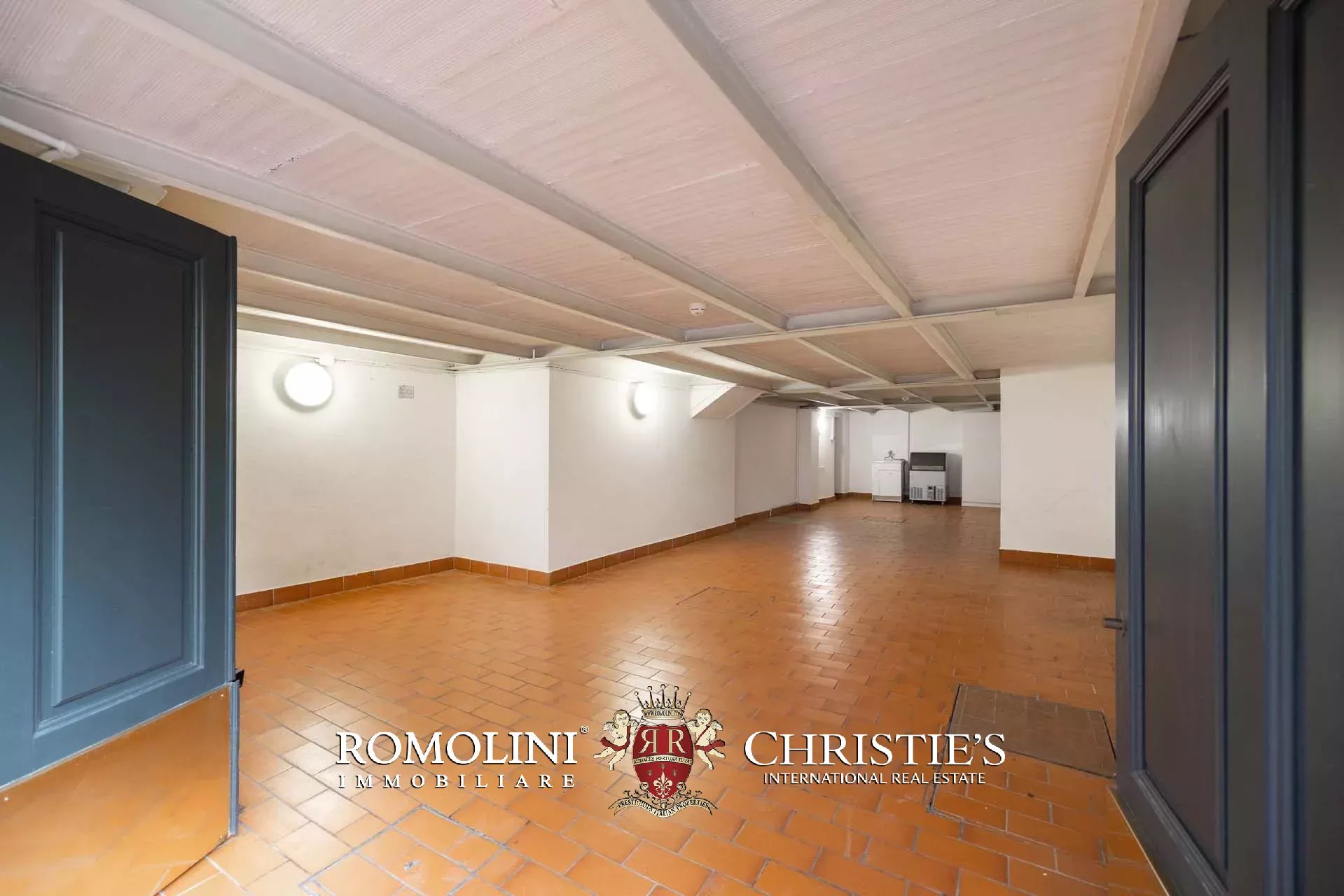 PRACHTVOLLER RESTAURIERTER PALAZZO MIT BLICK AUF DAS HISTORISCHE ZENTRUM VON FLORENZ ZU VERKAUFEN