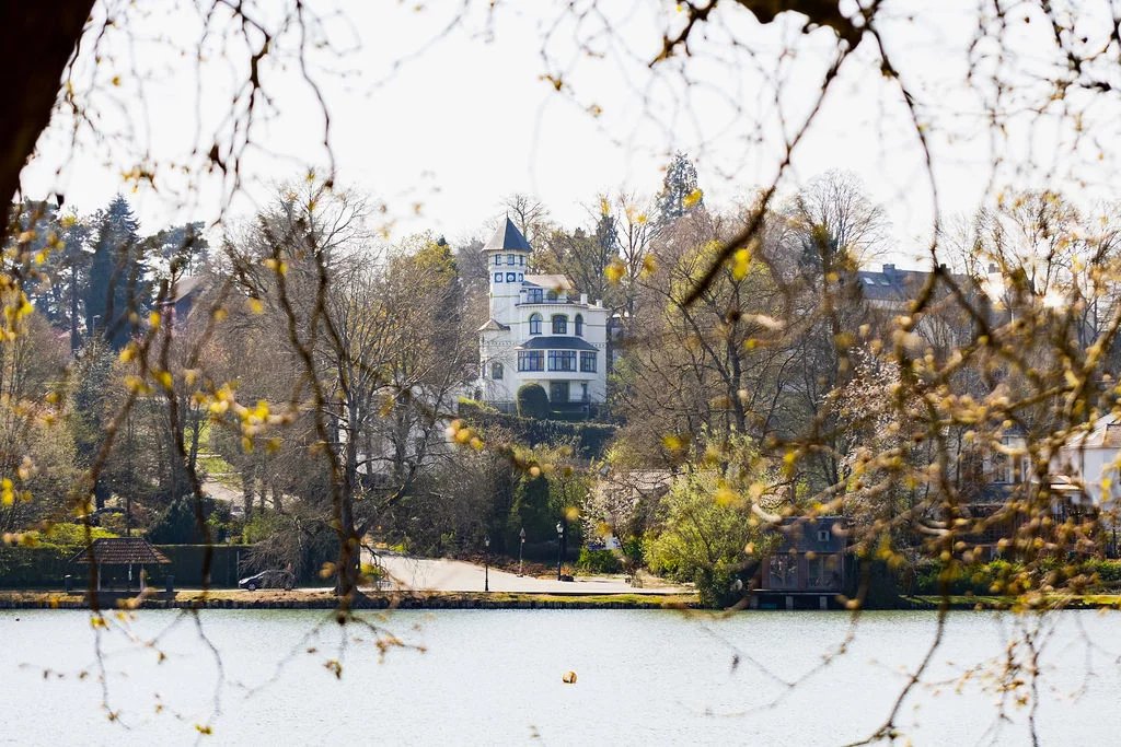 Genval – Villa Art nouveau sur 22 ares avec vues sur le lac