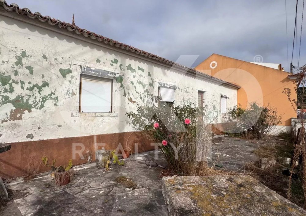 Moradia para renovar com projeto aprovado – no centro de Maxial (Torres Vedras)