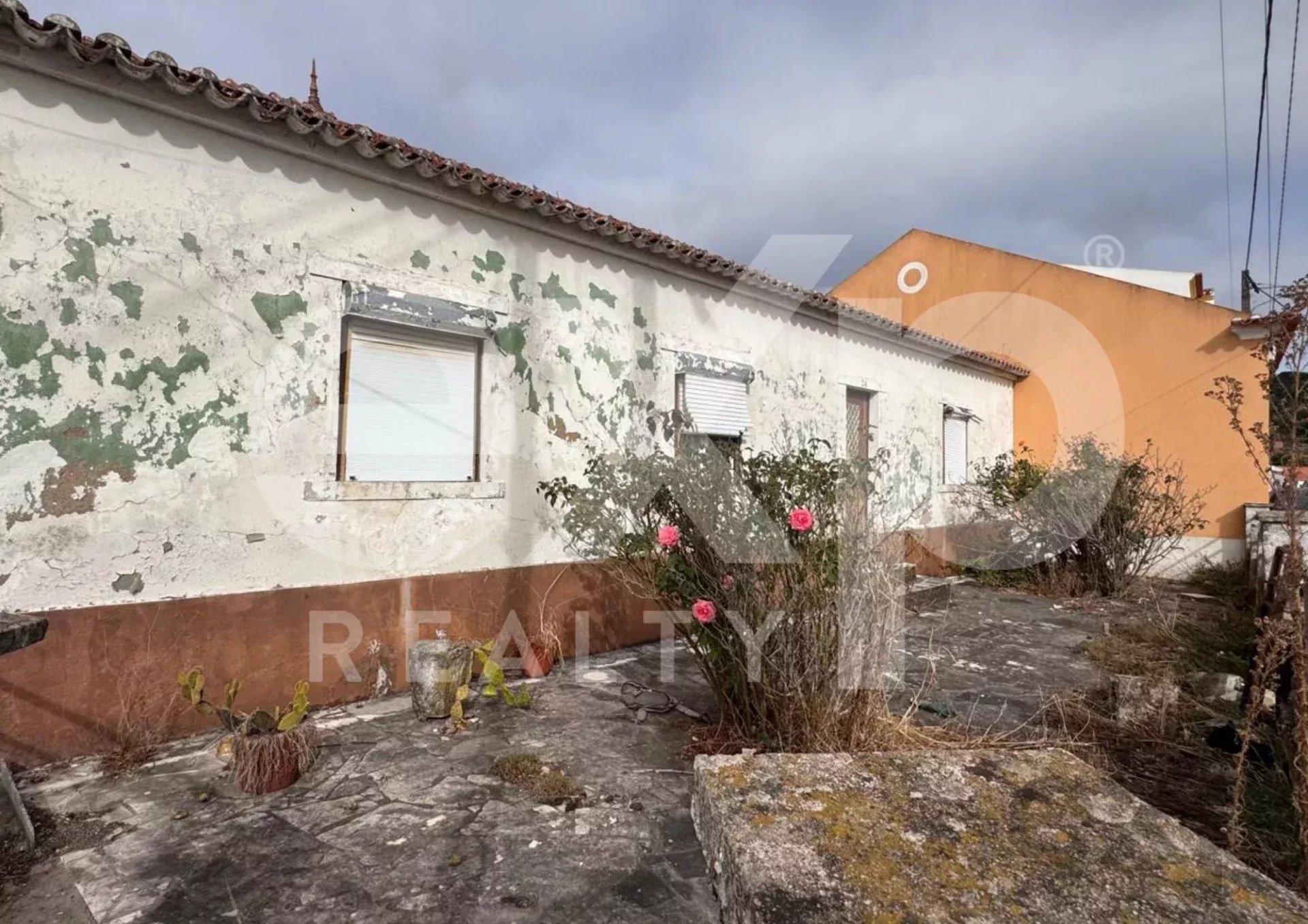 House in need of renovation with approved plans – in the center of Maxial (Torres Vedras) 2565-480 image 1