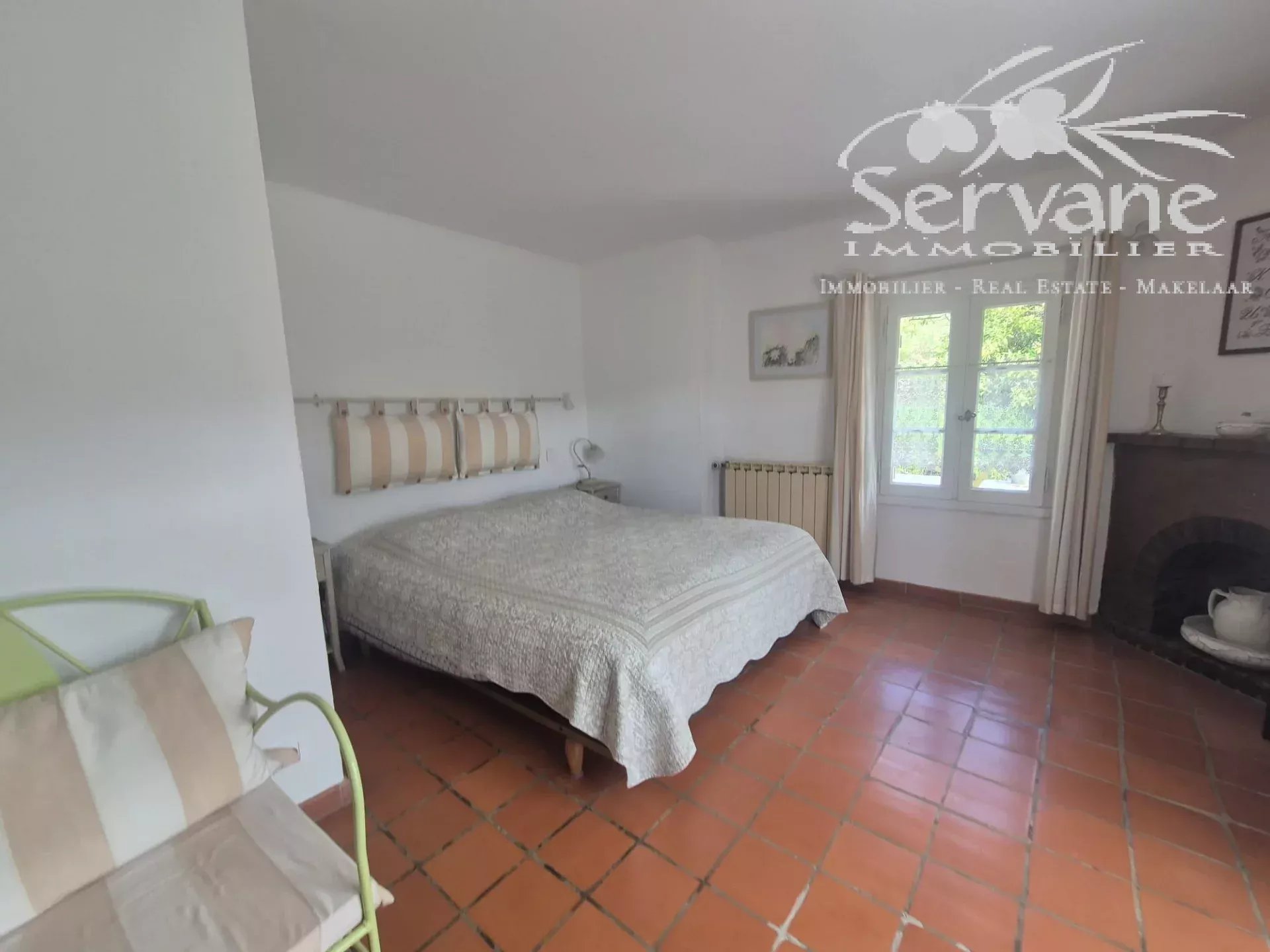 SALERNES Property with strong rental potential: 3 houses and a separate apartment