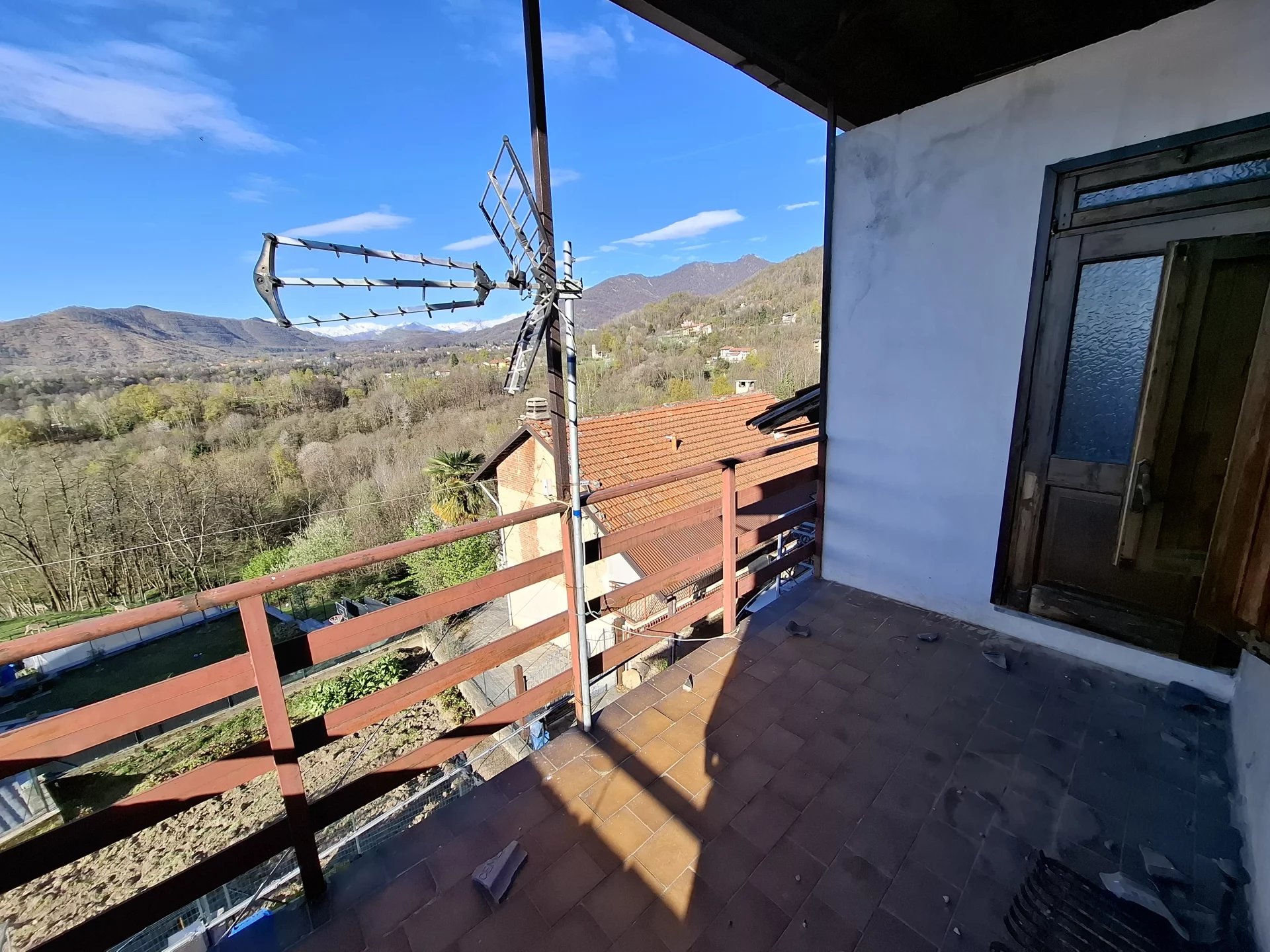 CASA DI AMPIA METRATURA A ROCCA