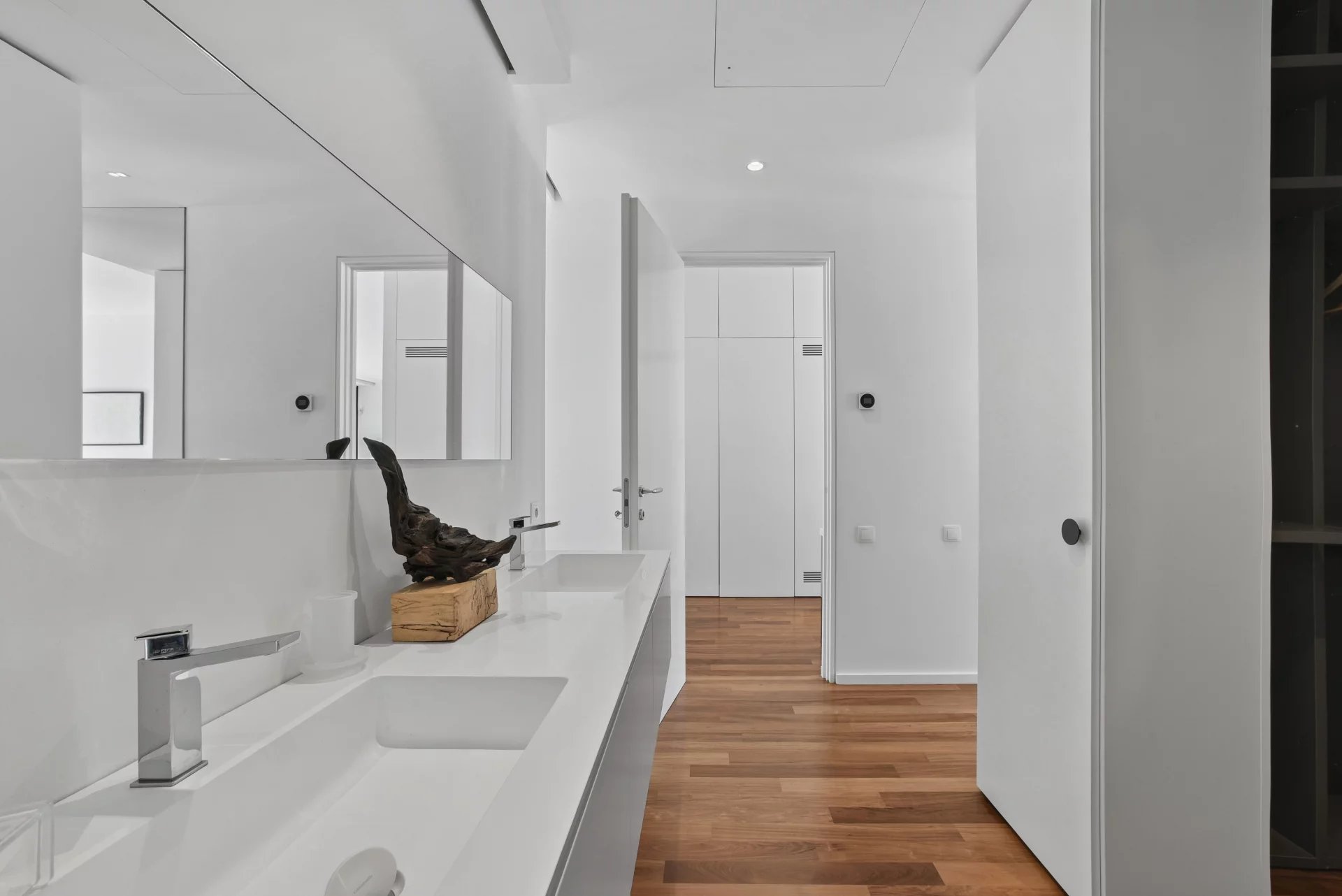 Villa contemporaine d'exception à Èze Bord de Mer – Un véritable écrin entre mer et montagne