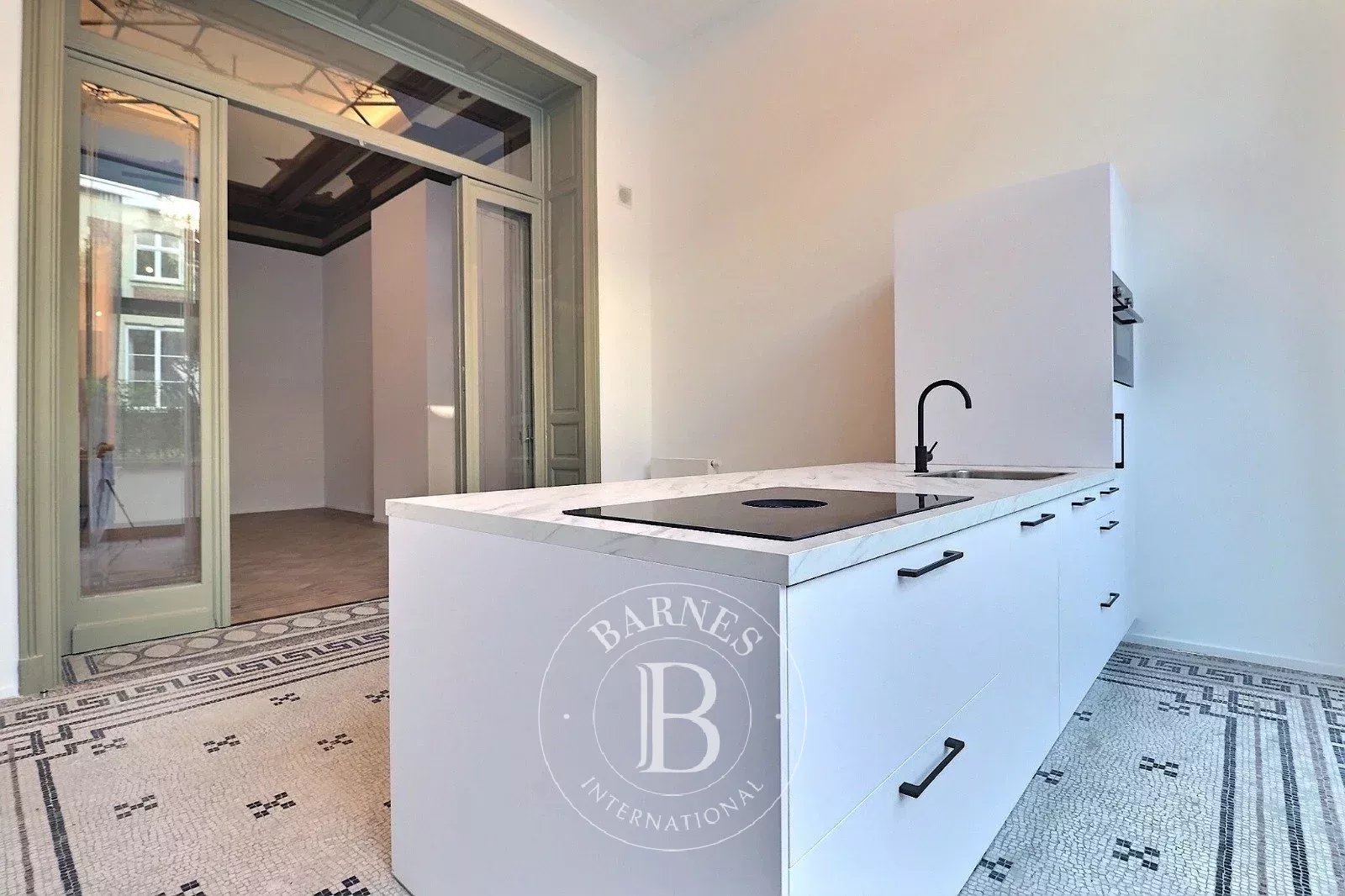 In the heart of Brussels - Renovated duplex 2bed + terrace + parking (optional)