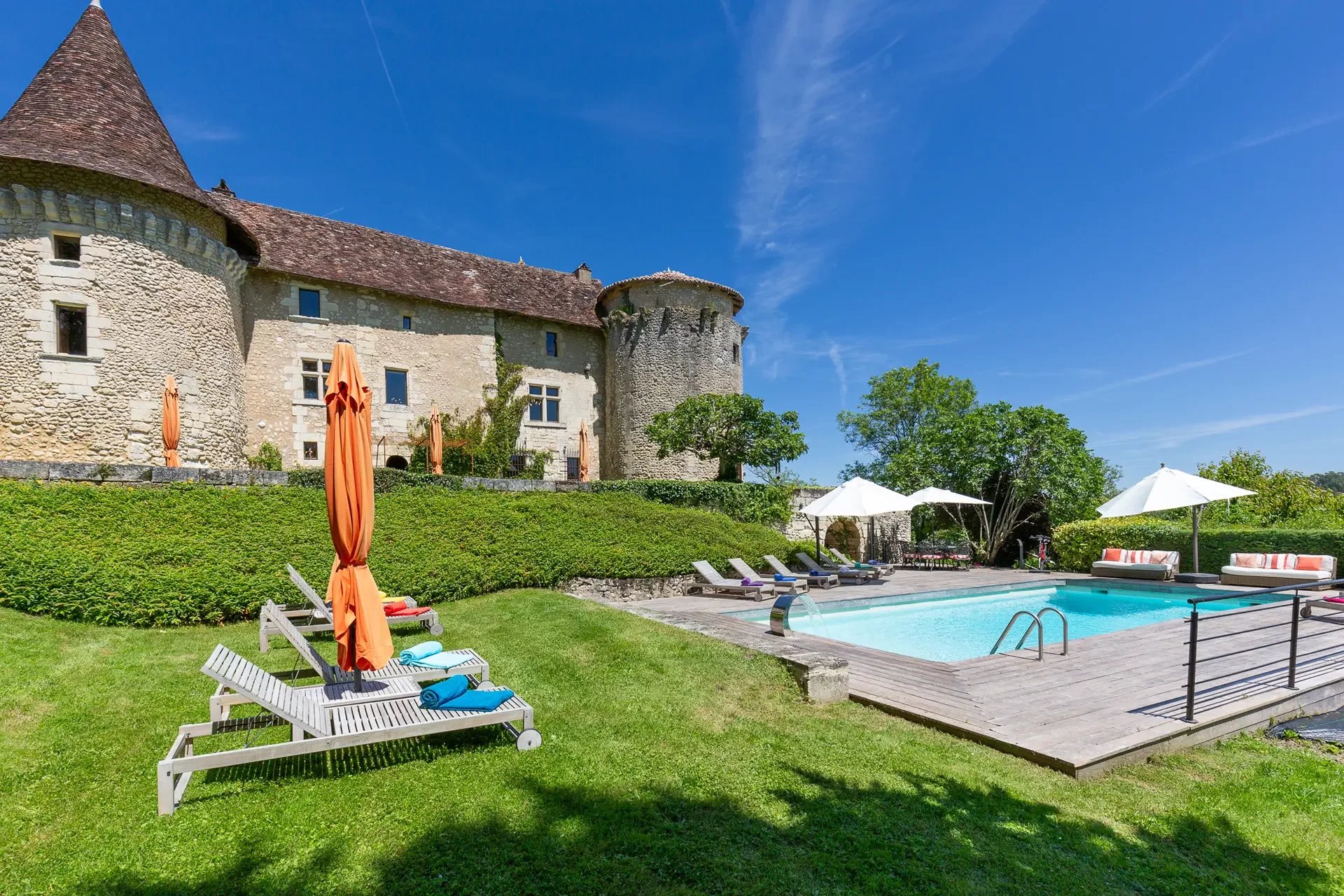 SCHLOSS MIT POOL UND TENNISPLATZ IN BORDEAUX ZU VERKAUFEN