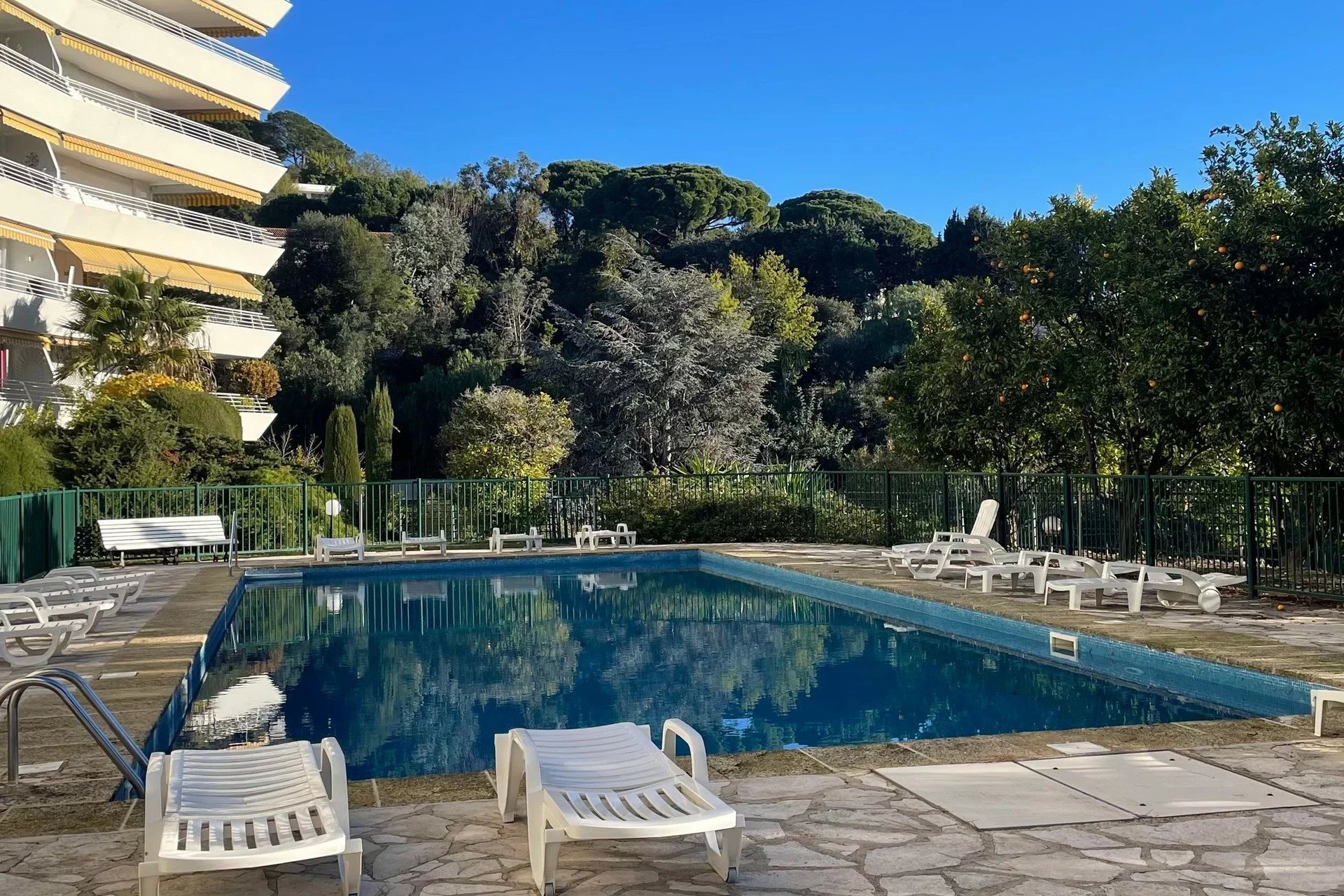 CANNES 2P GROUND FLOOR GARDEN TERRACE