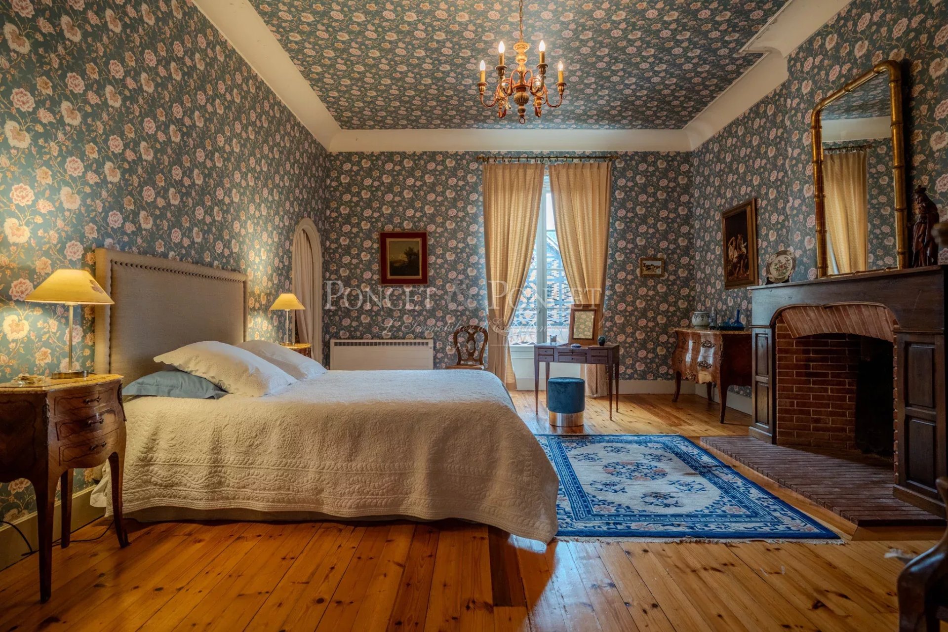 6 Bedroom Chateau's Image 24