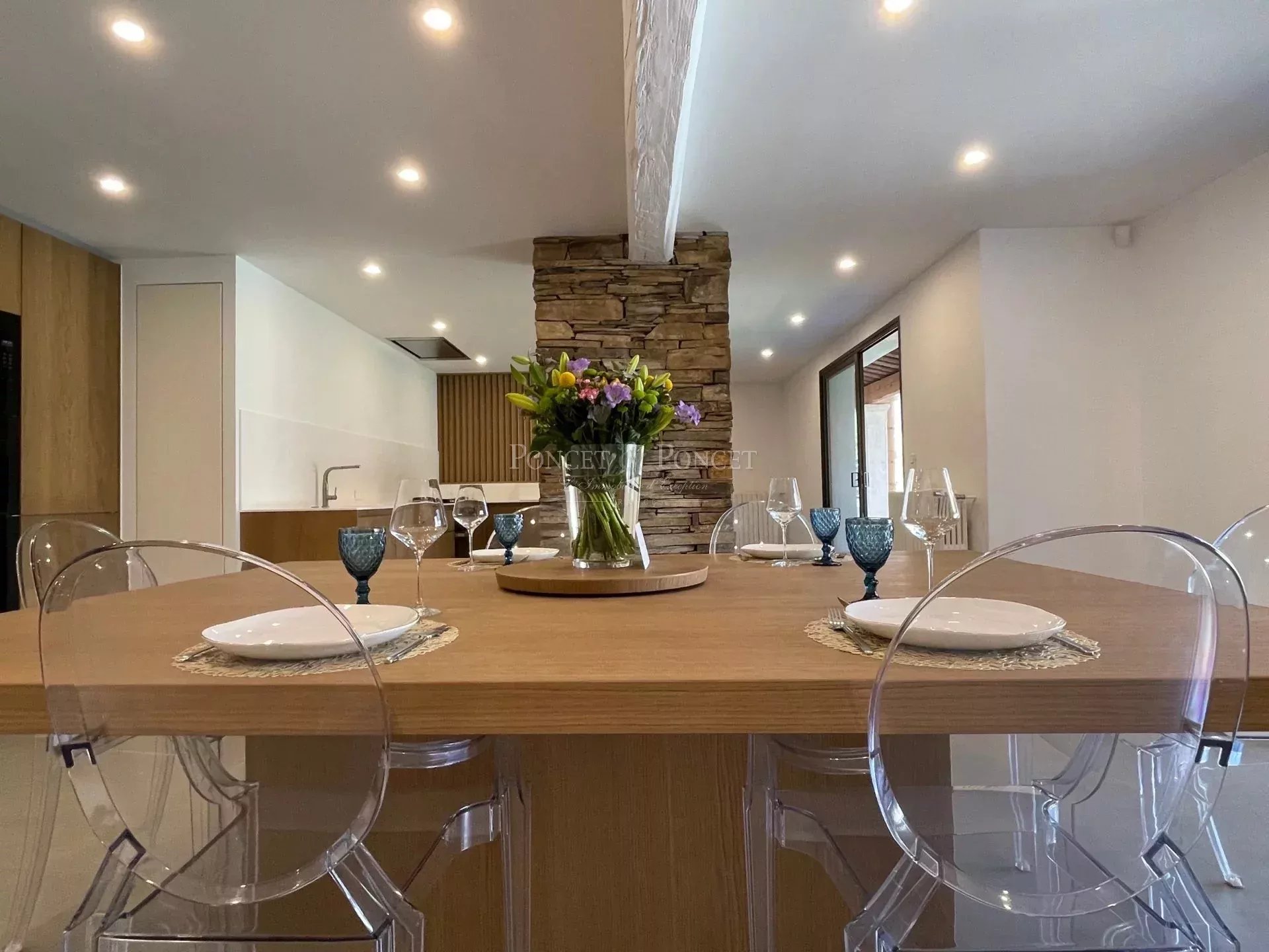 9 Bedroom Villa/Townhouse's Image 8