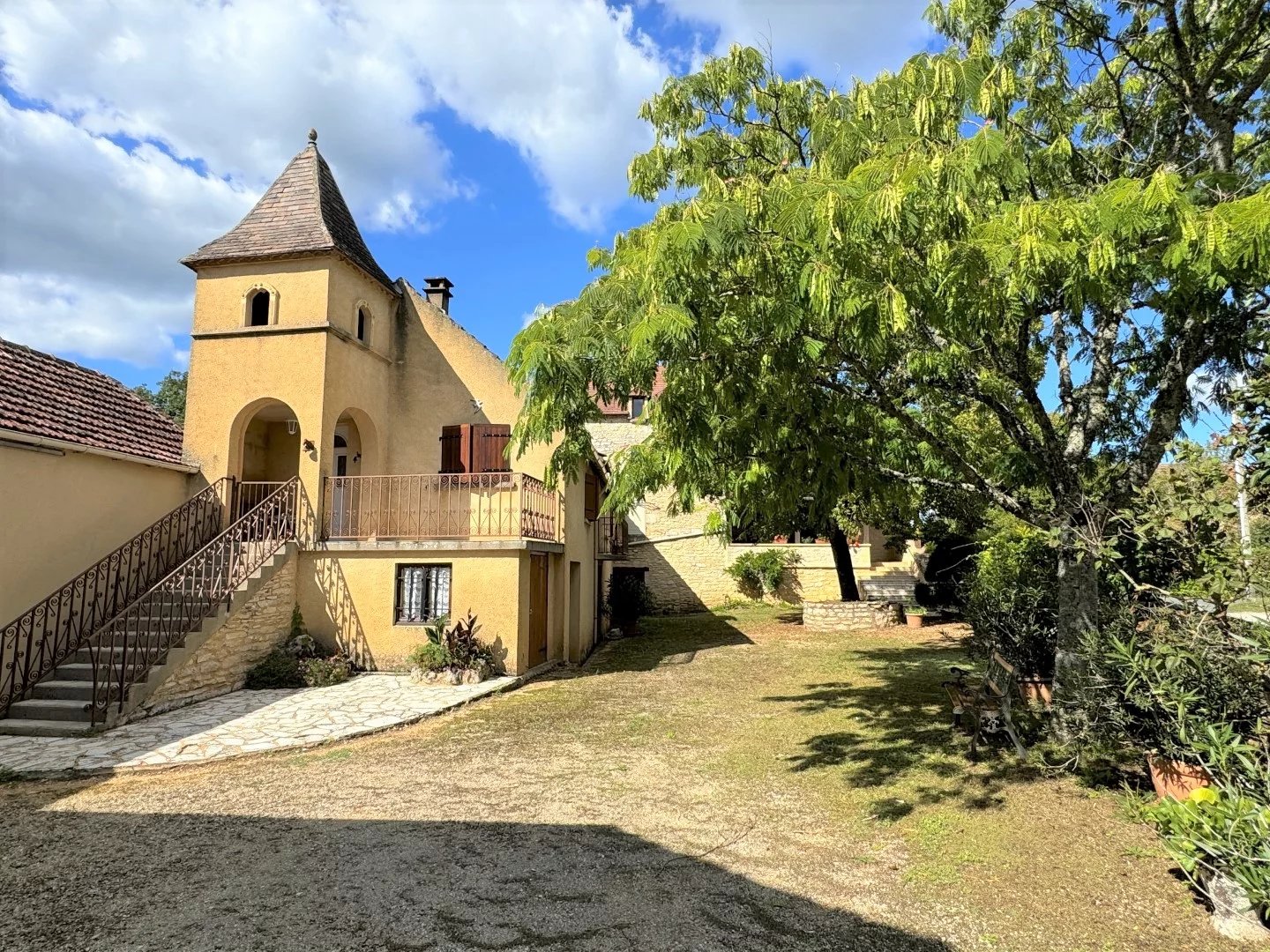 A property comprising two houses and outbuildings on 3,655 m² of land