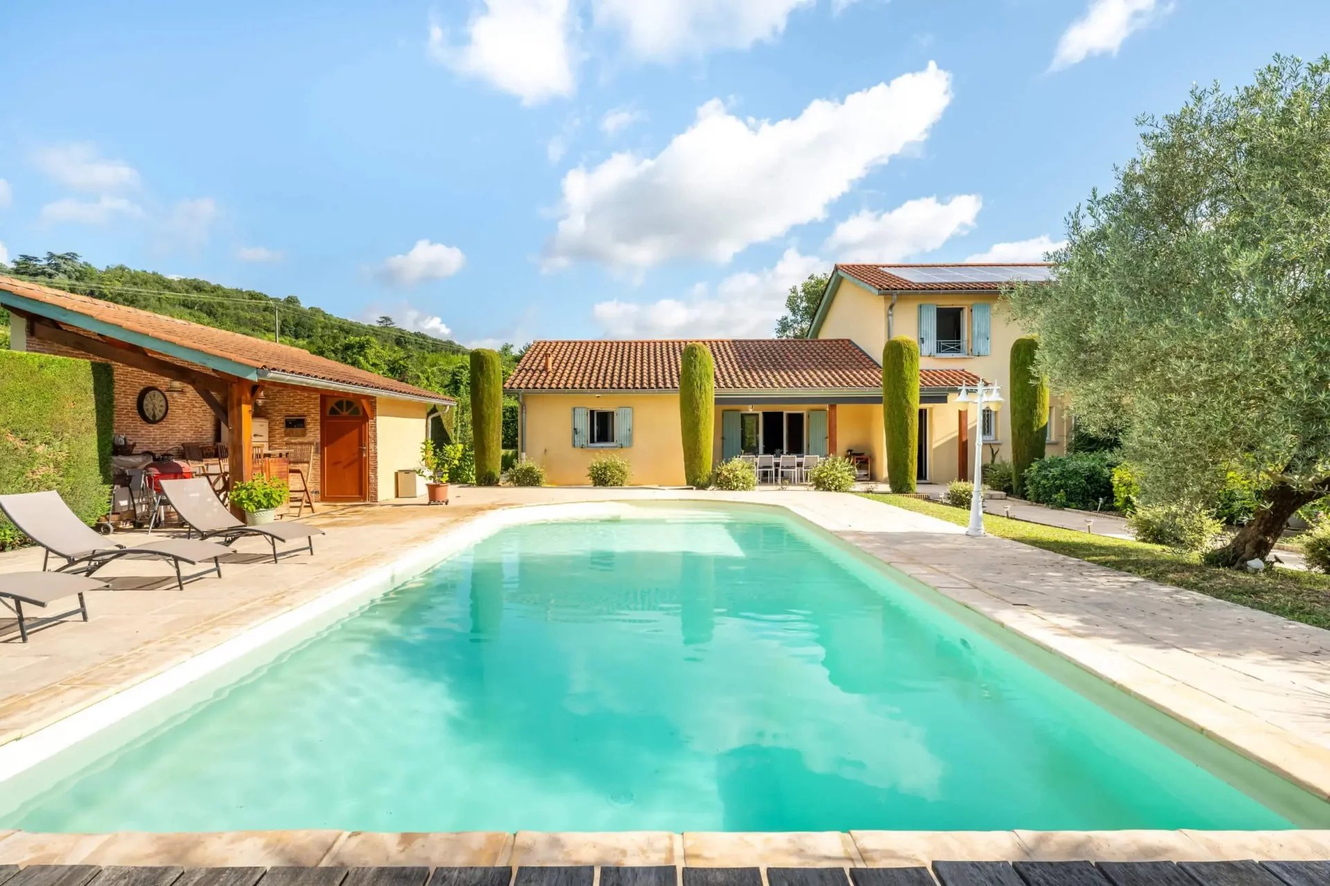 Maison d'environ 230 m² avec terrain plat + piscine