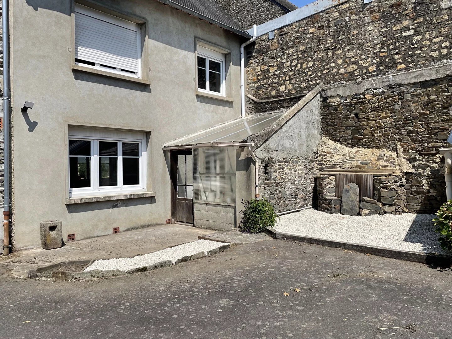 A LOUER - DOL DE BRETAGNE - MAISON - T4 - 82 m² - TROIS CHAMBRES - COUR COMMUNE - GARAGE