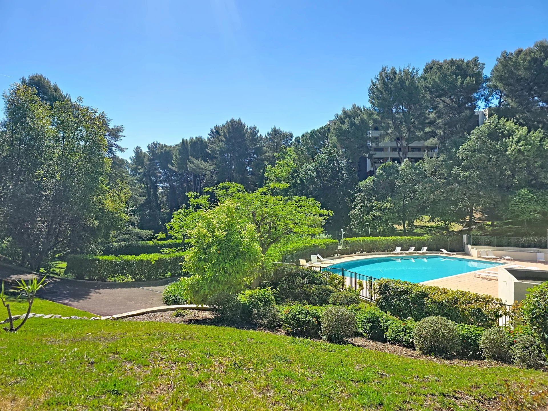 NEW LISTING: TOP-FLOOR 4-ROOM APARTMENT WITH GARAGE – SWIMMING POOL – GOLF COURSE AND CARETAKER