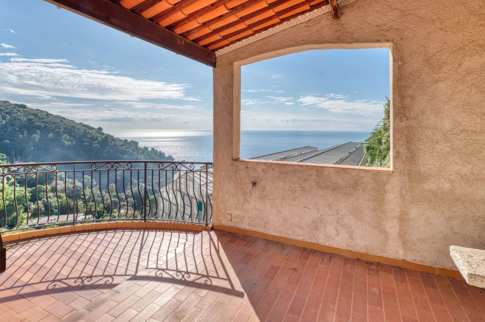 Èze – Villa de Prestige avec Vue Mer et Fort Potentiel – À 6 km de Monaco